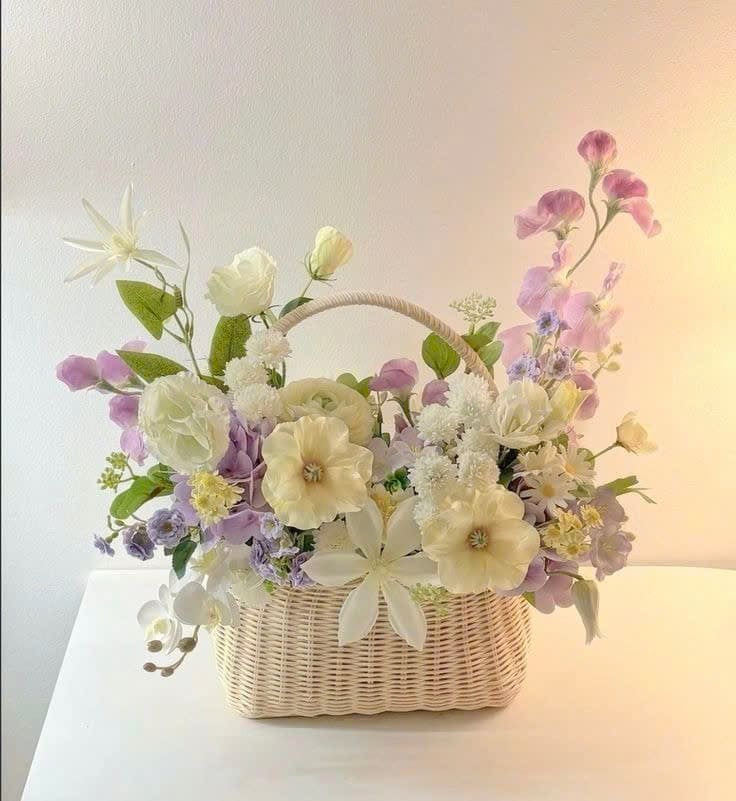 Giỏ hoa trắng – tím pastel
