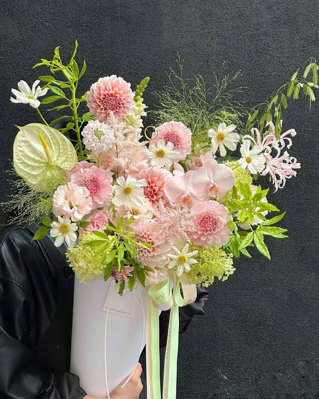 Giỏ Hoa Pastel Mộc Mạc – Tự Nhiên & Tươi Mát