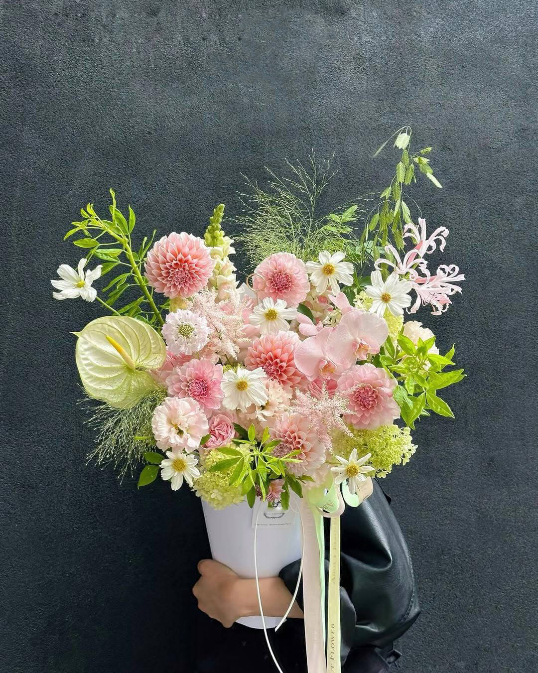 Giỏ Hoa Pastel Mộc Mạc – Tự Nhiên & Tươi Mát