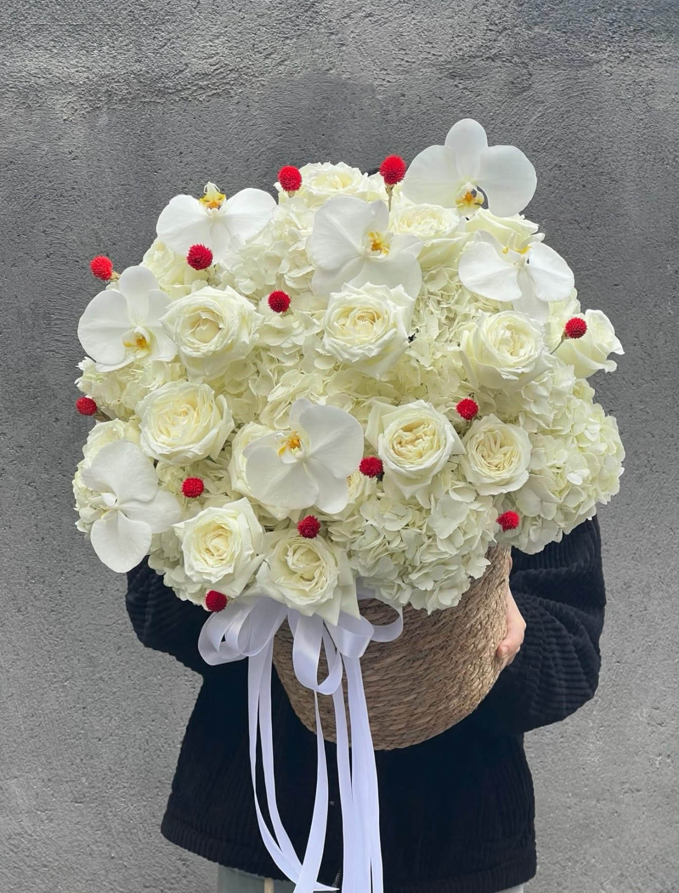 Giỏ Hoa Trắng – Ngọt Ngào & Thuần Khiết