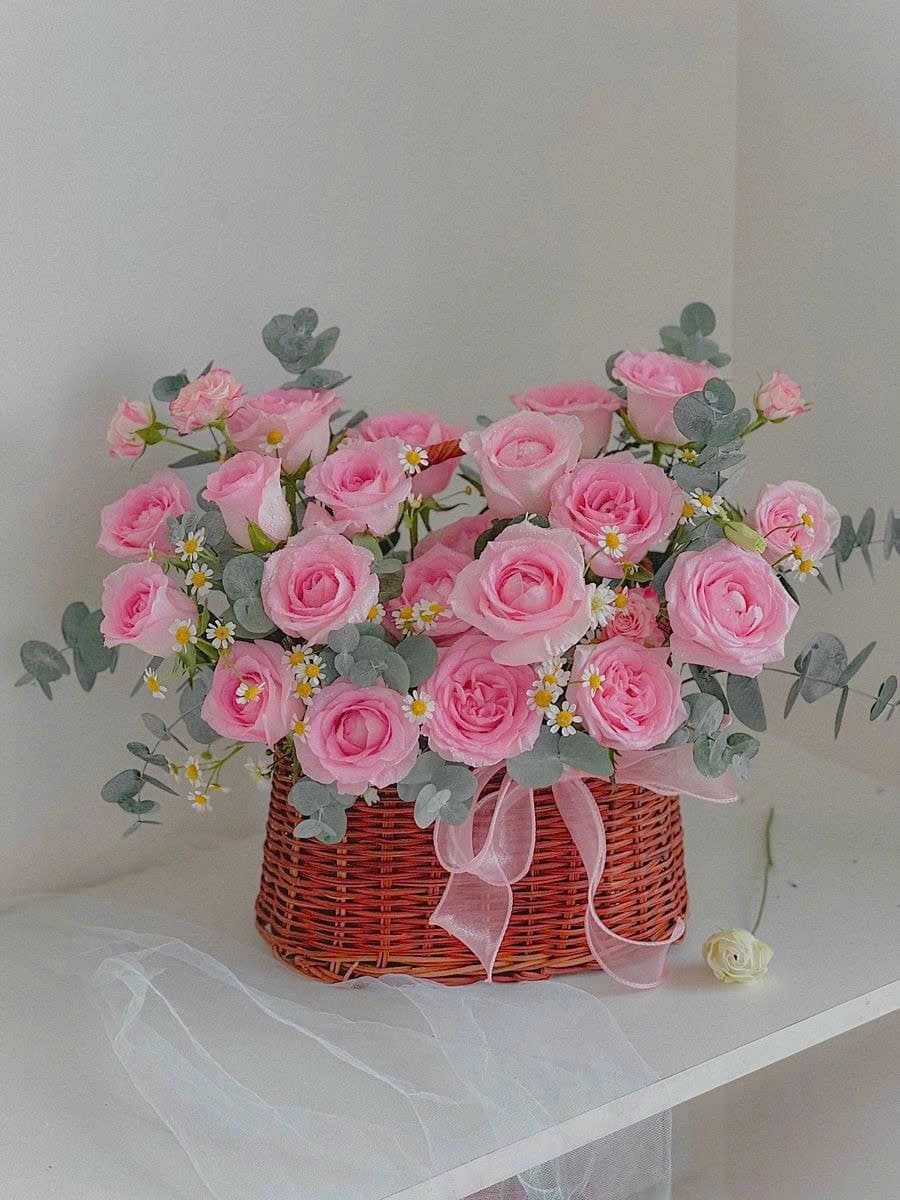 Giỏ hoa hồng hồng pastel