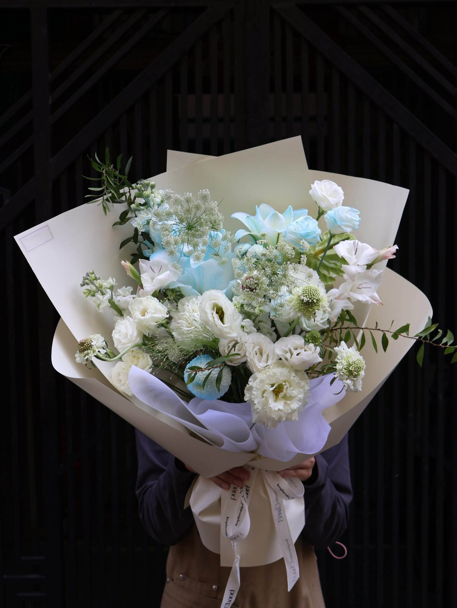 Bó Hoa Trắng Xanh Pastel – Thanh Lịch & Dịu Dàng