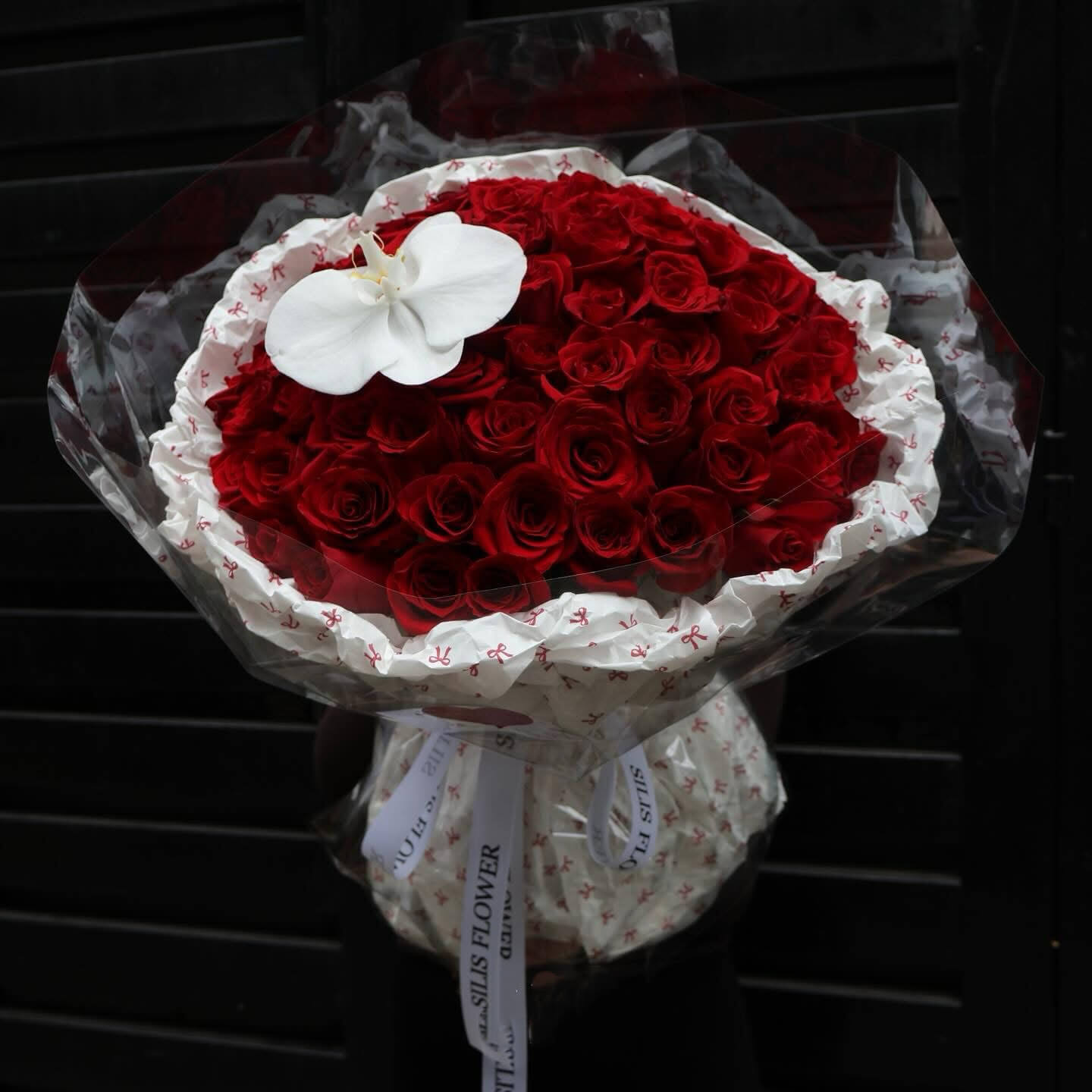 Bouquet Rose Red – Lan Hồ Điệp Trắng