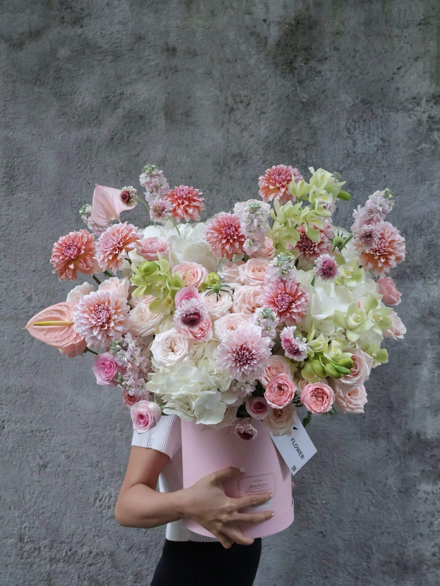 Giỏ Hoa Hồng Pastel – Lãng Mạn & Sang Trọng