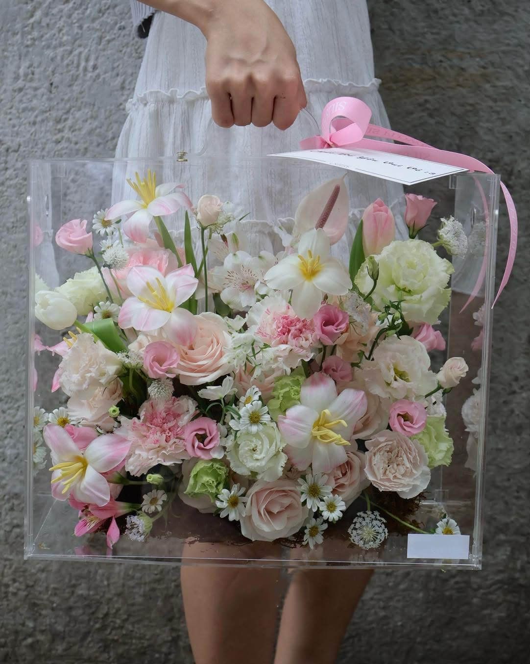 Hộp Hoa Trong Suốt Tươi Sáng – Thanh Thoát & Dịu Êm