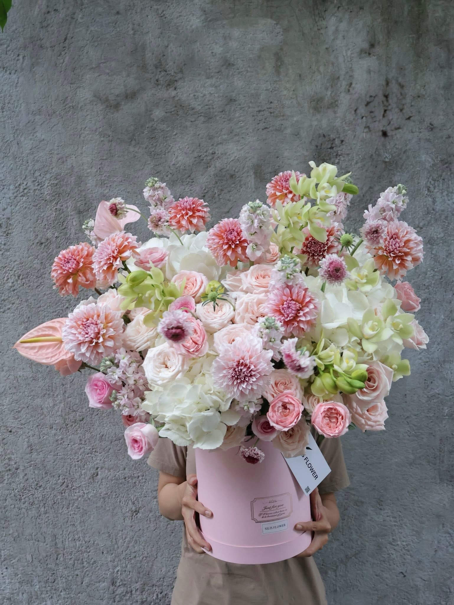 Giỏ Hoa Hồng Pastel – Lãng Mạn & Sang Trọng