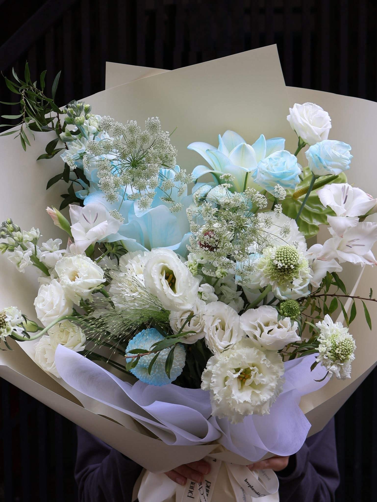 Bó Hoa Trắng Xanh Pastel – Thanh Lịch & Dịu Dàng