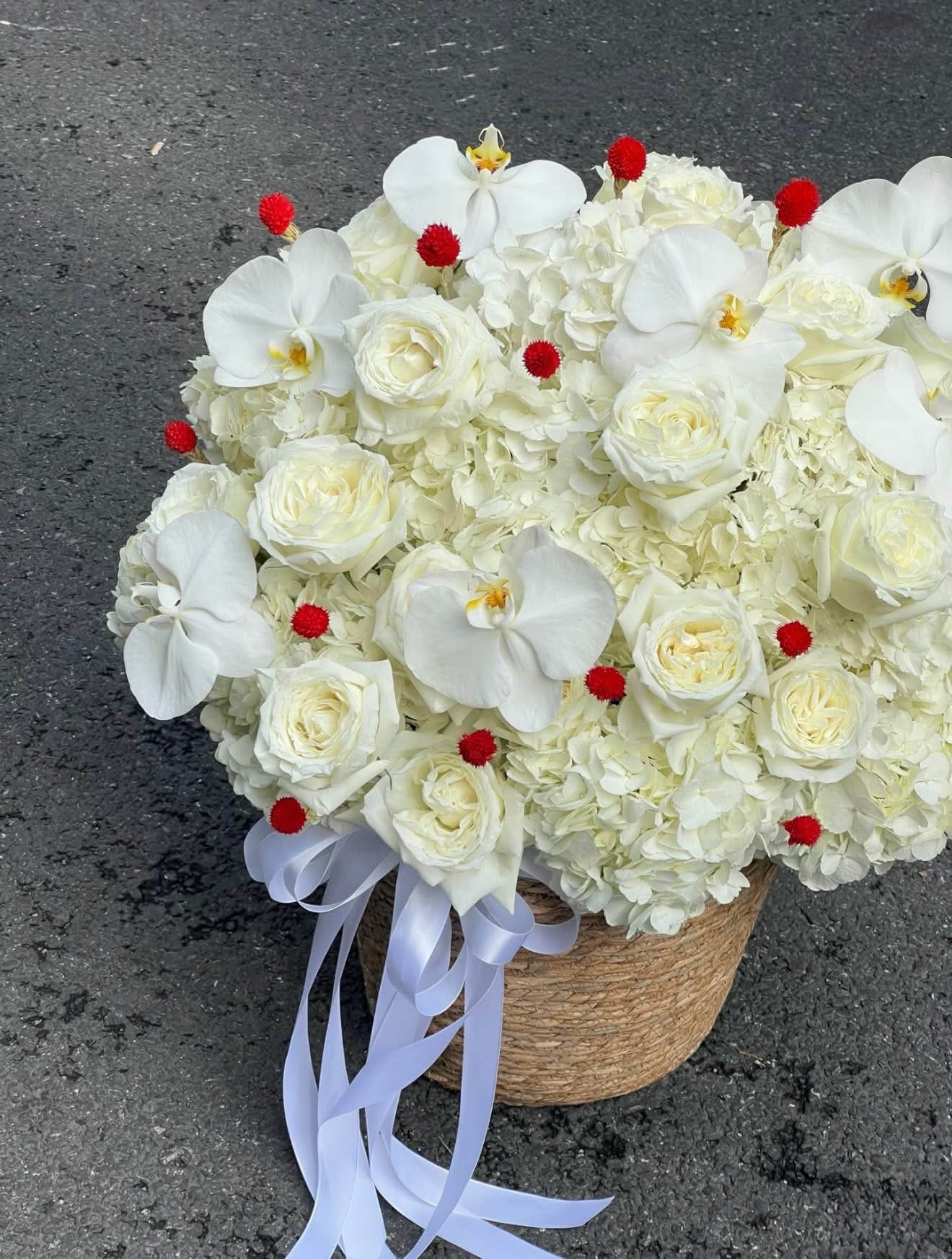 Giỏ Hoa Trắng – Ngọt Ngào & Thuần Khiết