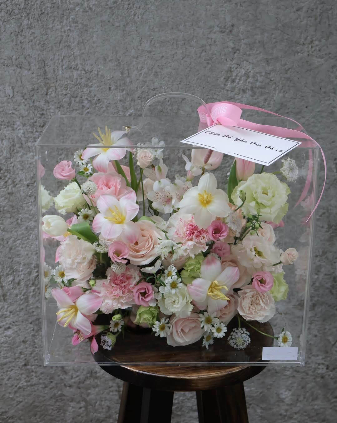 Hộp Hoa Trong Suốt Tươi Sáng – Thanh Thoát & Dịu Êm