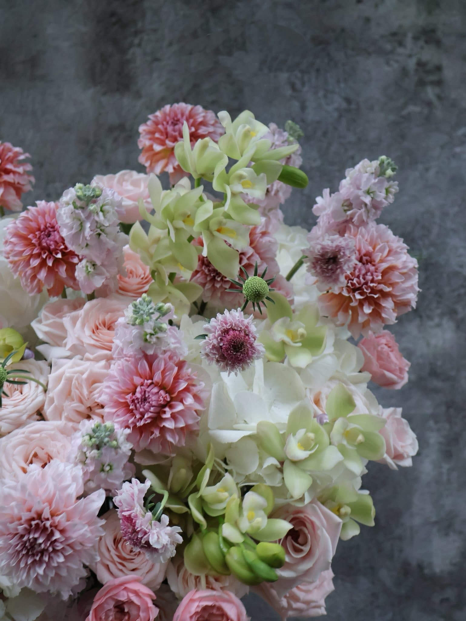 Giỏ Hoa Hồng Pastel – Lãng Mạn & Sang Trọng