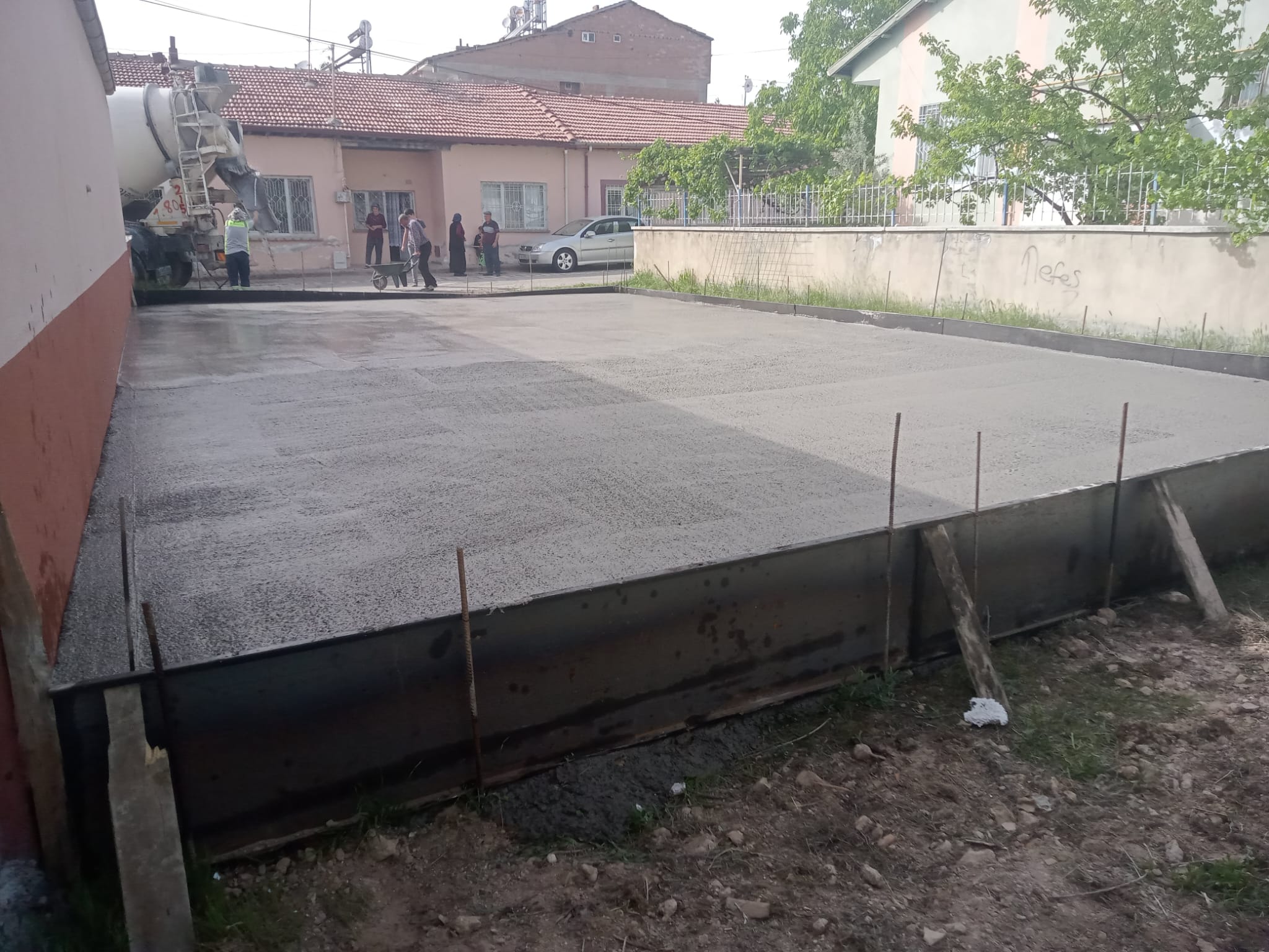 Yeni dökülmüş beton zemin