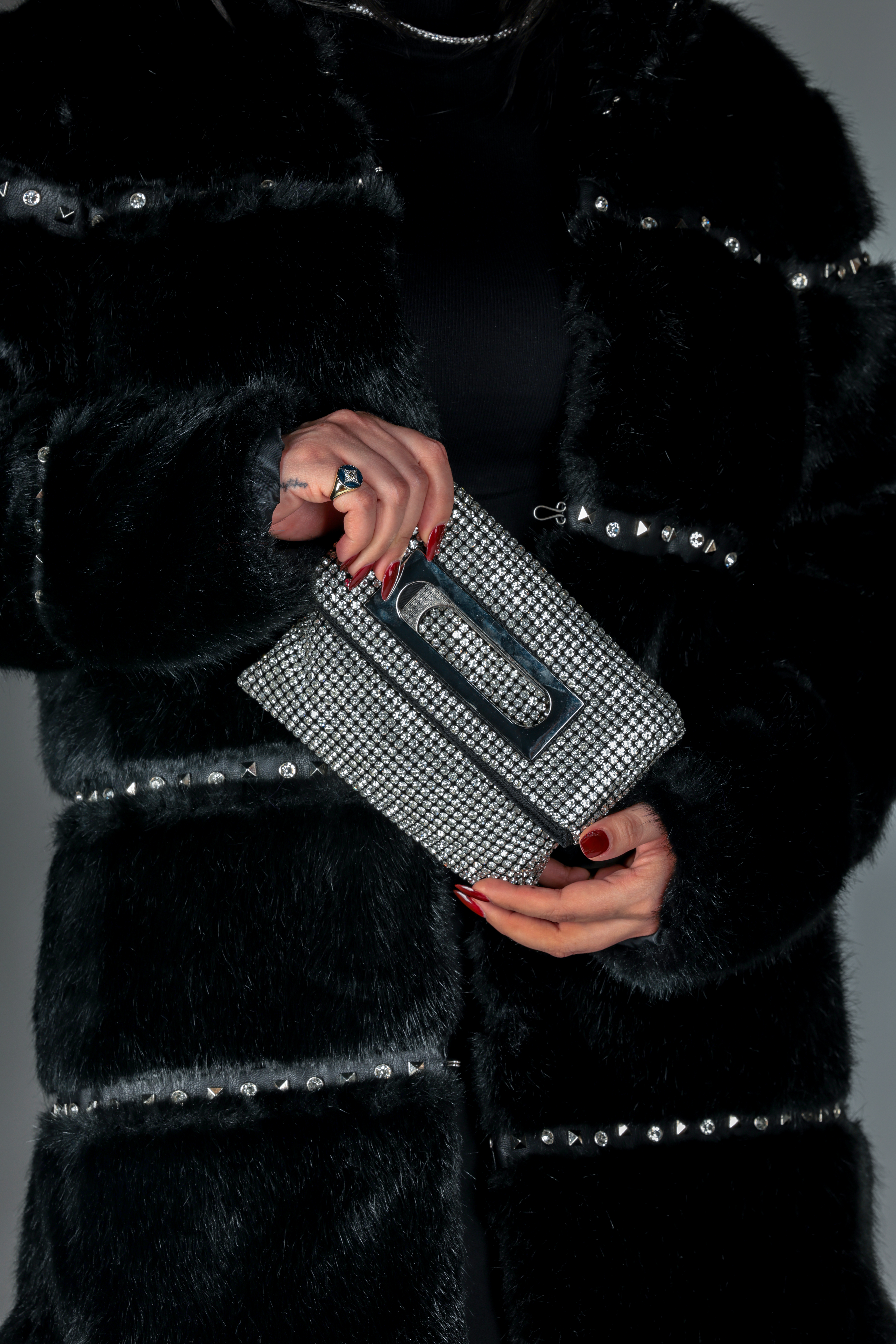 Parlak Cluncth taş detaylı çanta