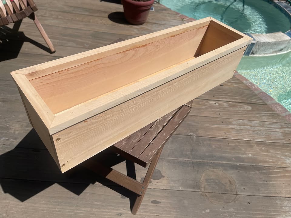 CEDAR FLOWER PLANTER 