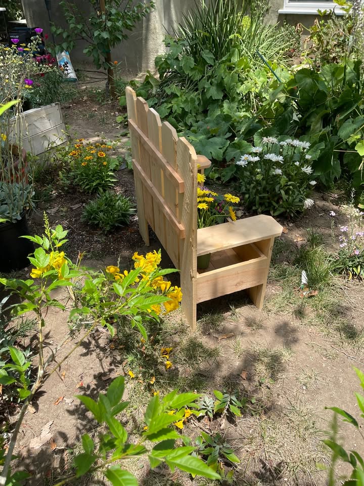 RUSTIC CEDAR BENCH PLANTER 