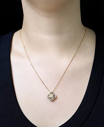 Elegant Flower Pendant Necklace