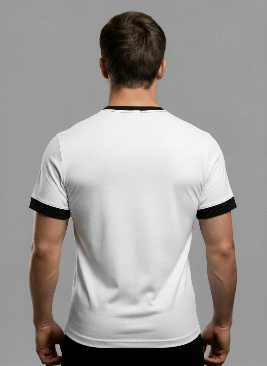 Camiseta branca masculina com detalhe preto
