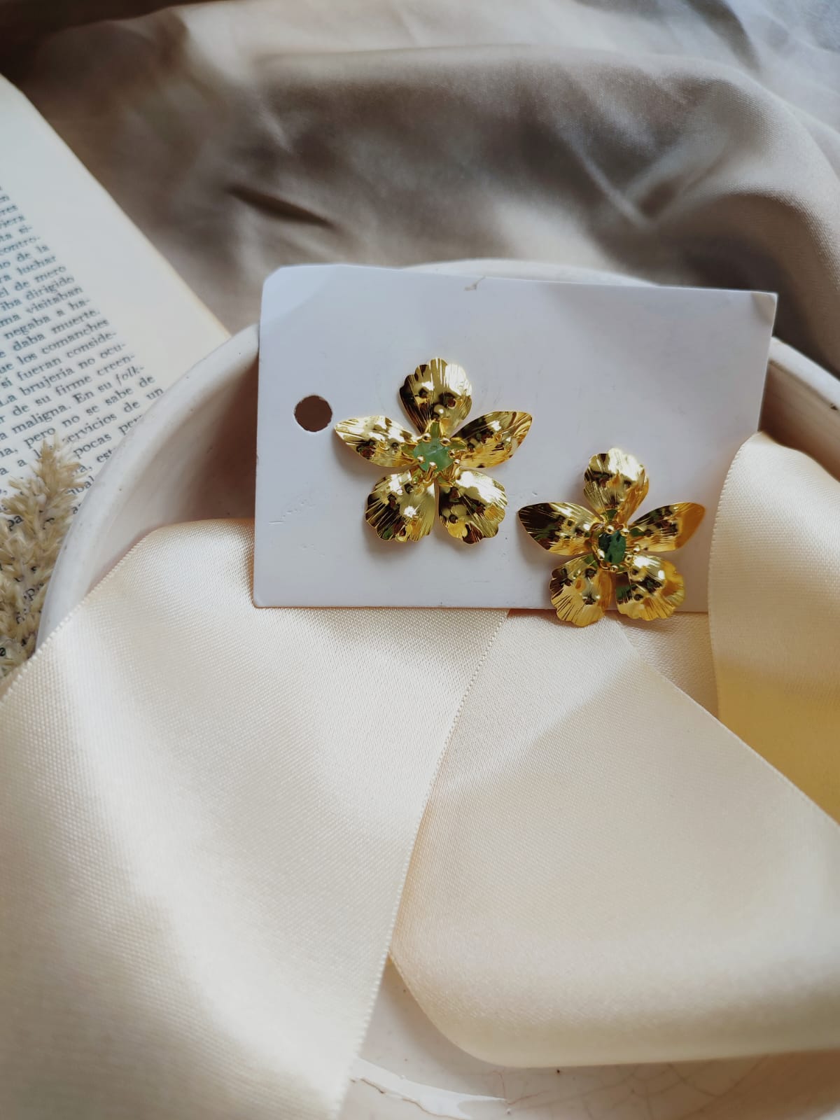 Aretes de flor con esmeralda