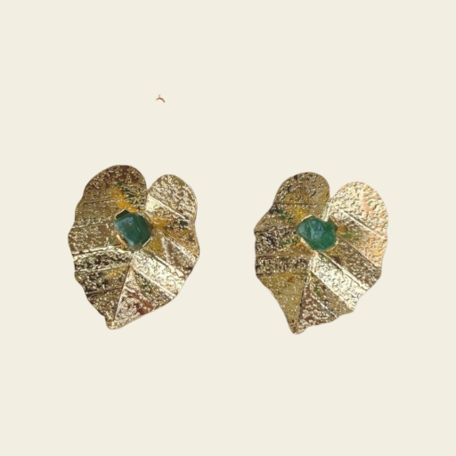 Aretes de hoja dorada con esmeralda