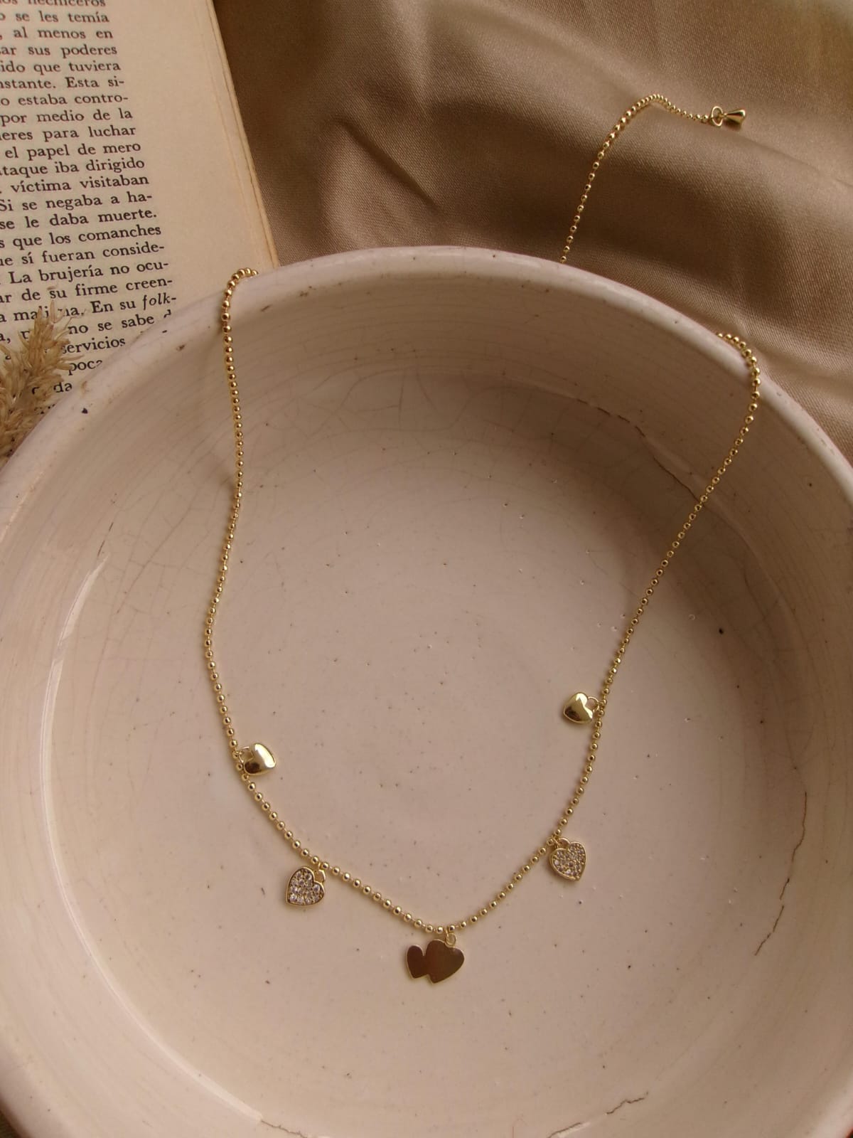 Collar de corazones dorados