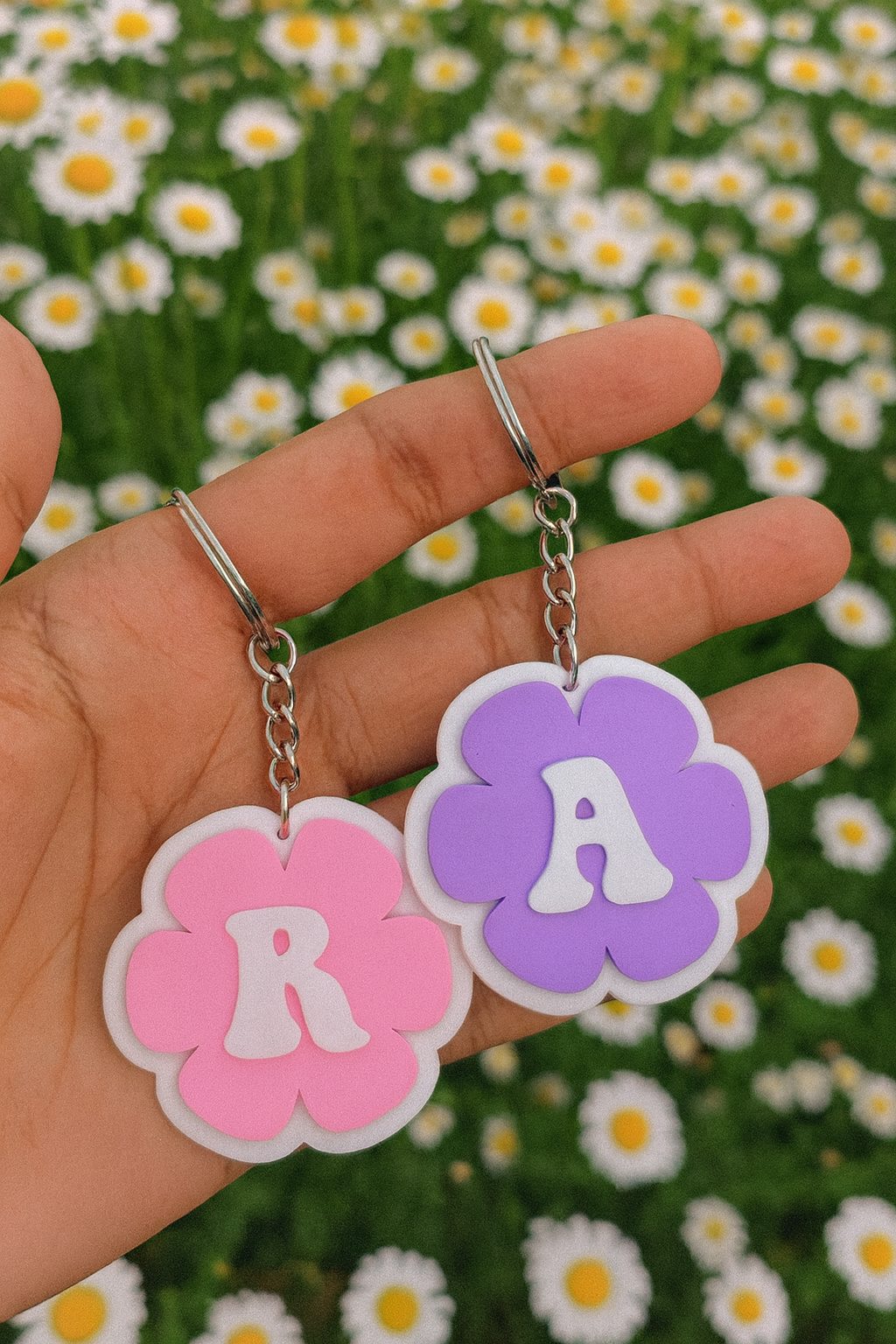 Llaveros de flores con letras