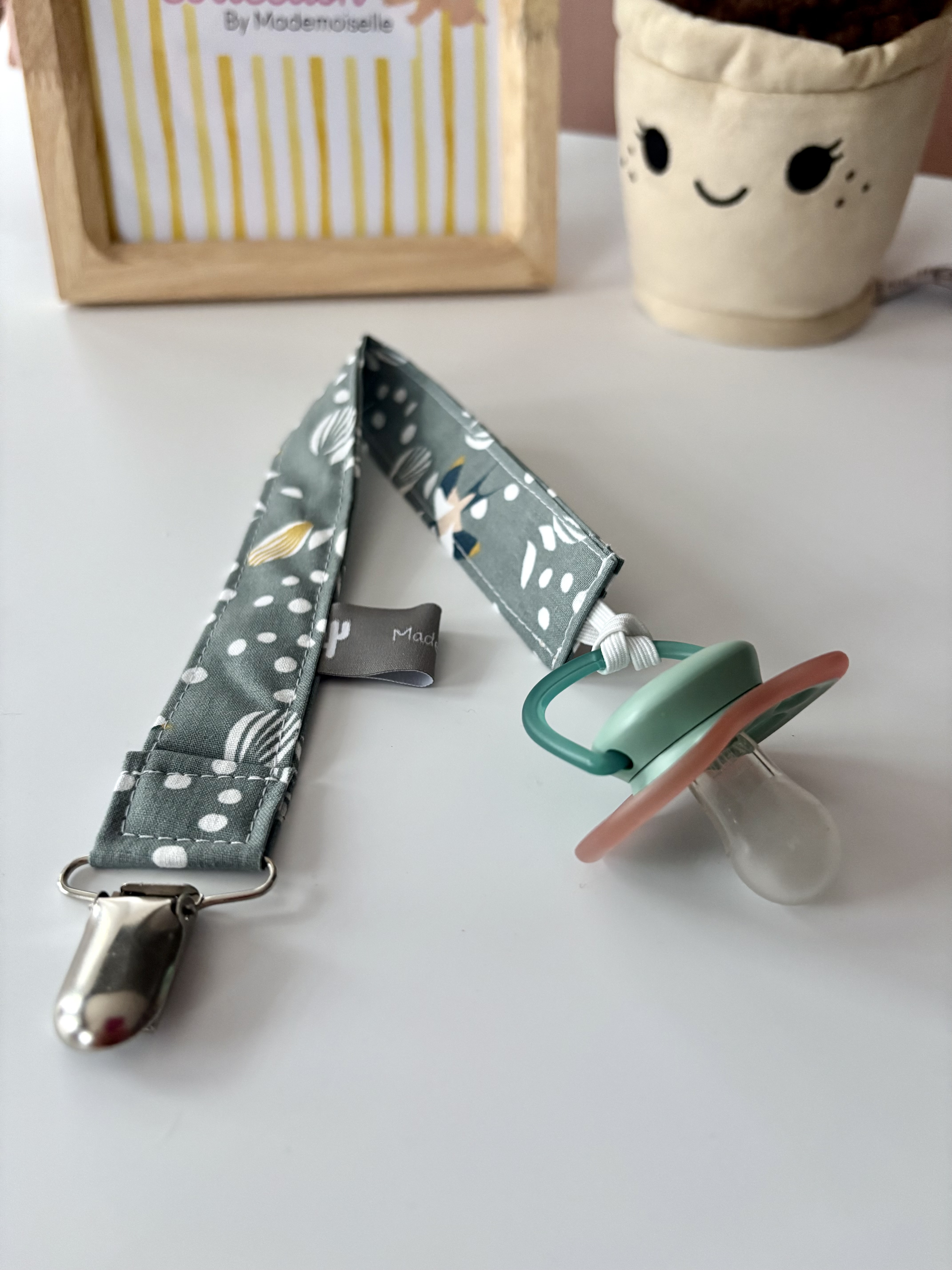 Attache tétine- OISEAU FOND VERT