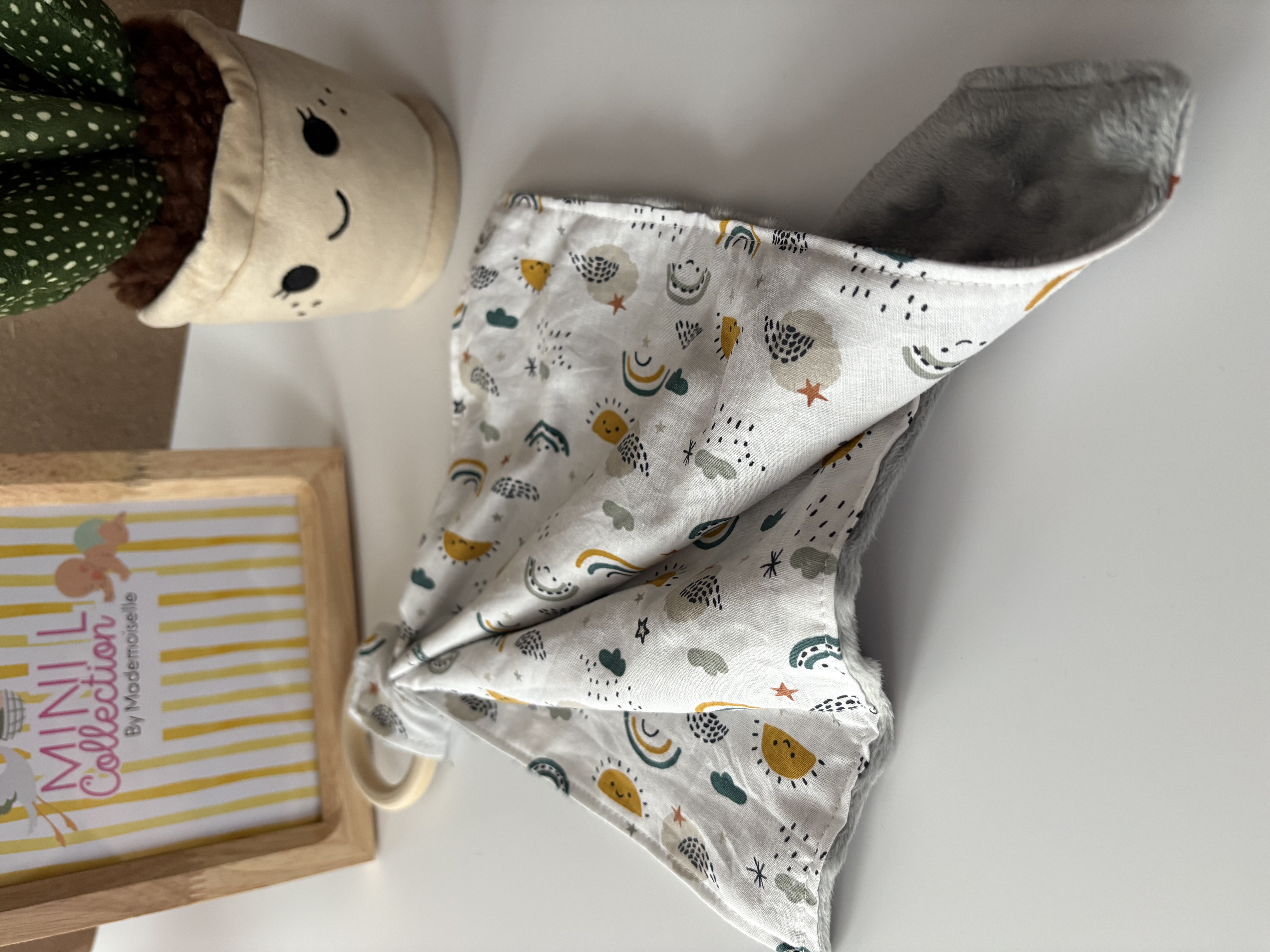 Doudou carré dentition- ARC EN CIEL- SOLEIL-GRIS