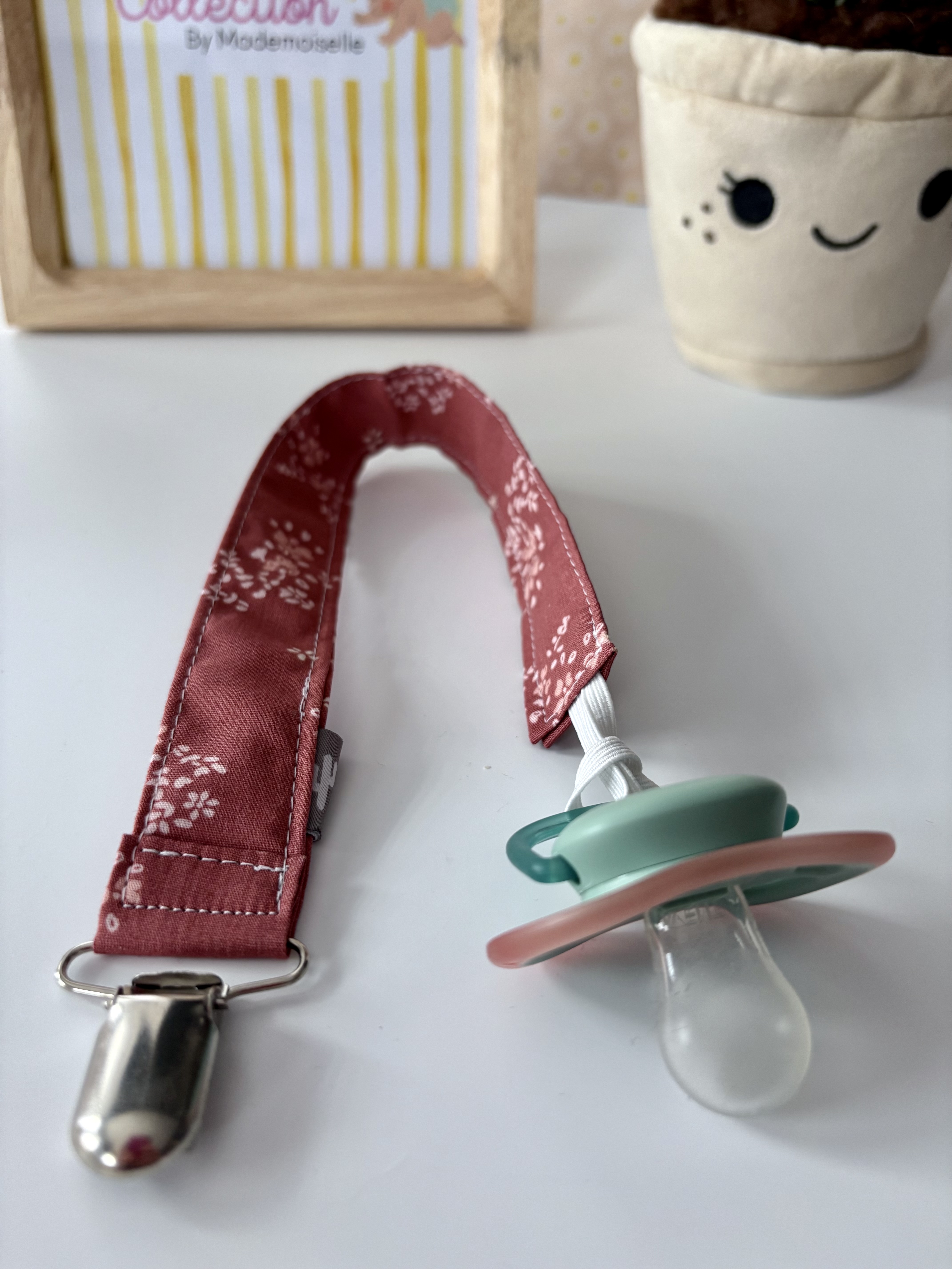 Attache tétine- BORDEAUX FLEURS