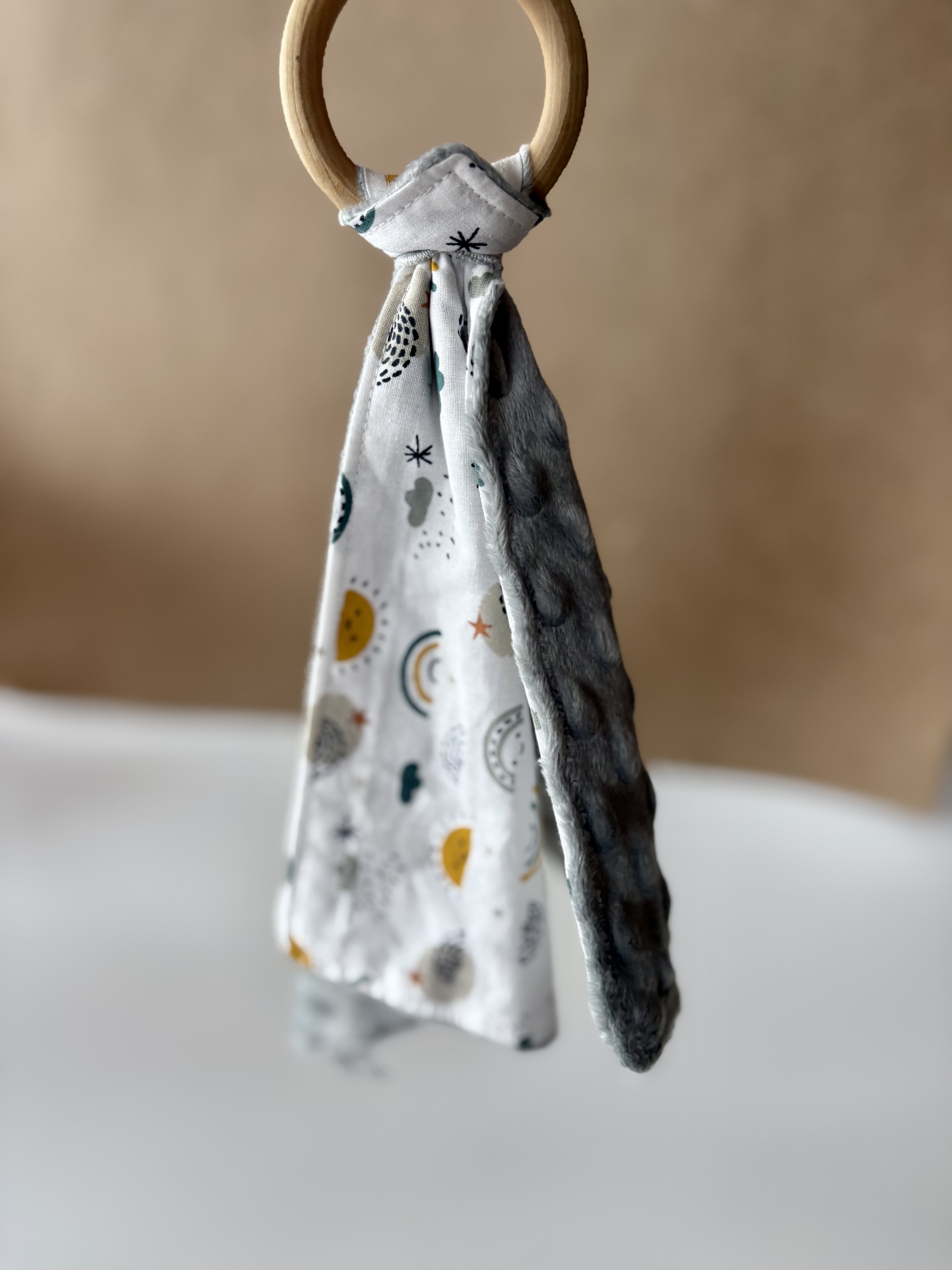 Doudou carré dentition- ARC EN CIEL- SOLEIL-GRIS