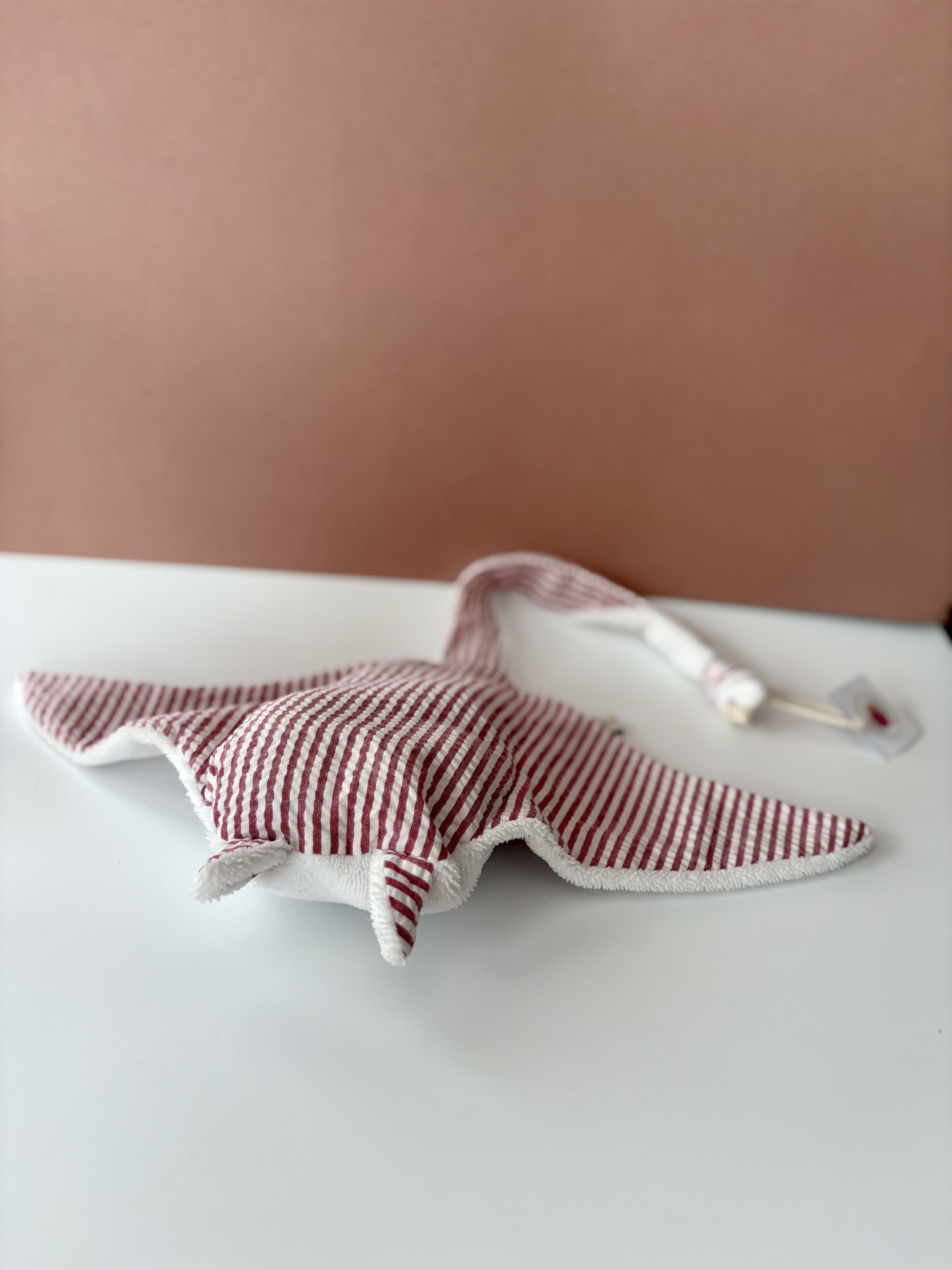Doudou Raie manta- GRAND MODELE -ROUGE BLANC