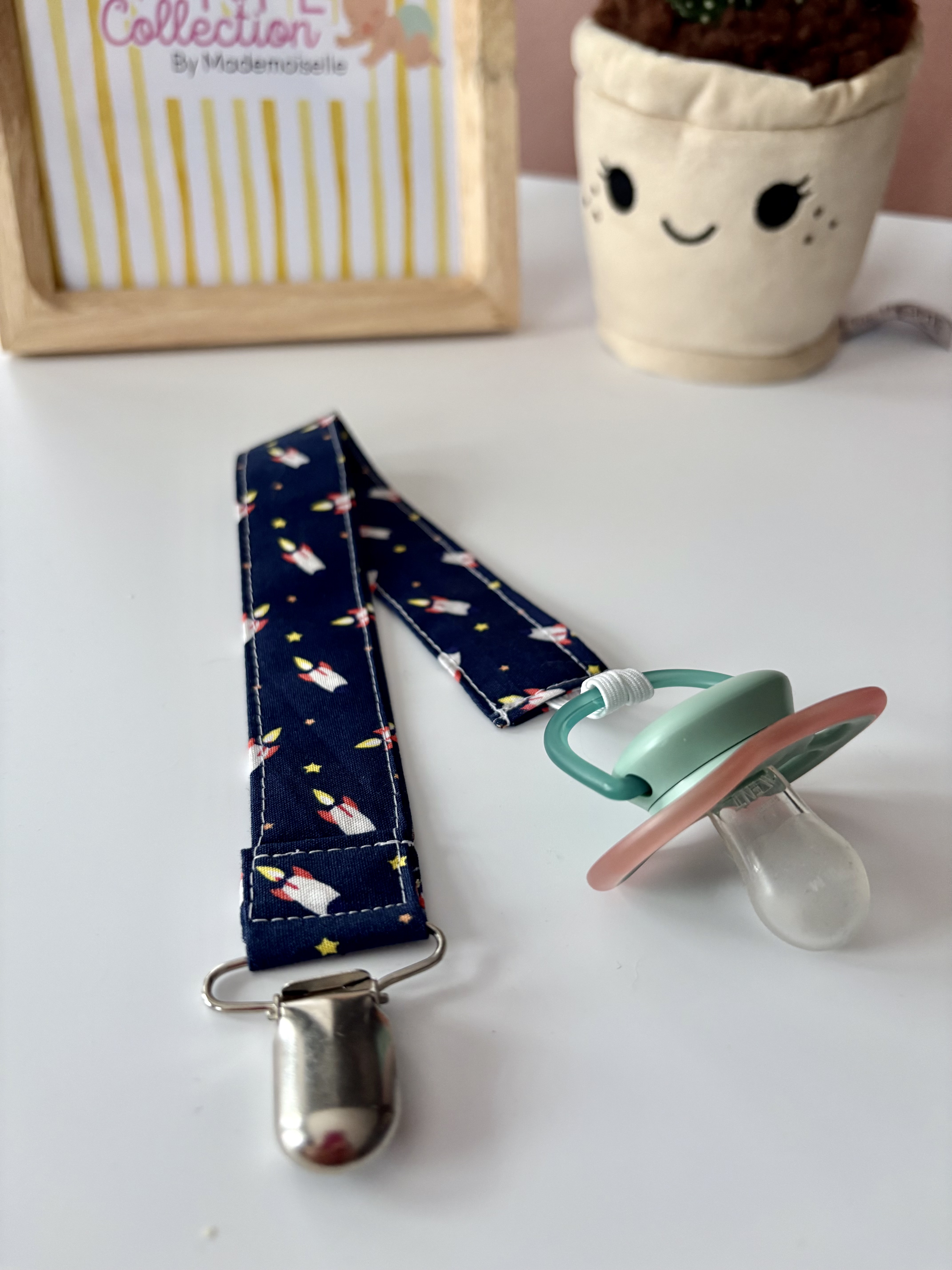 Attache tétine- FUSEE