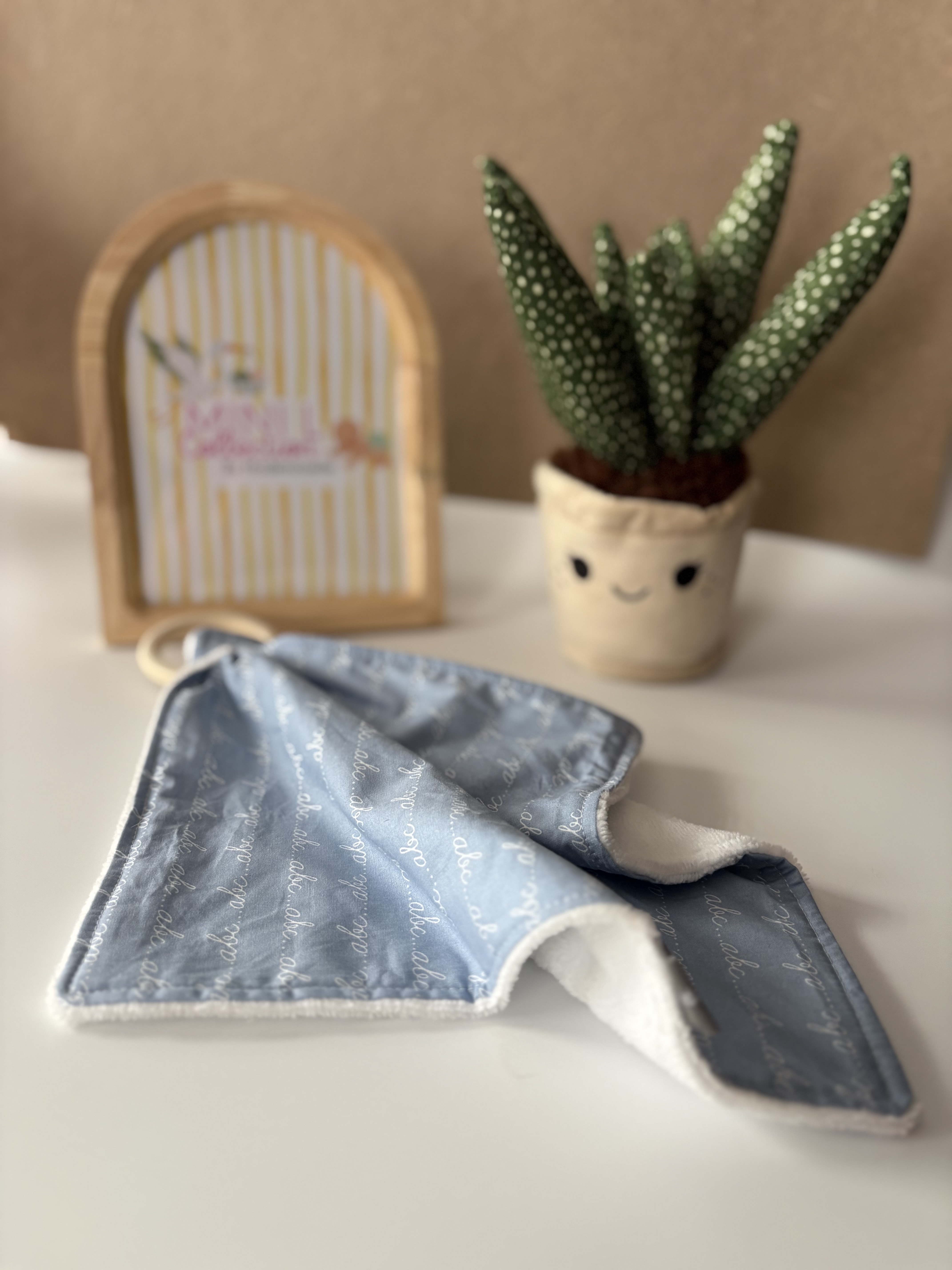 Doudou carré dentition- ABC-BLANC