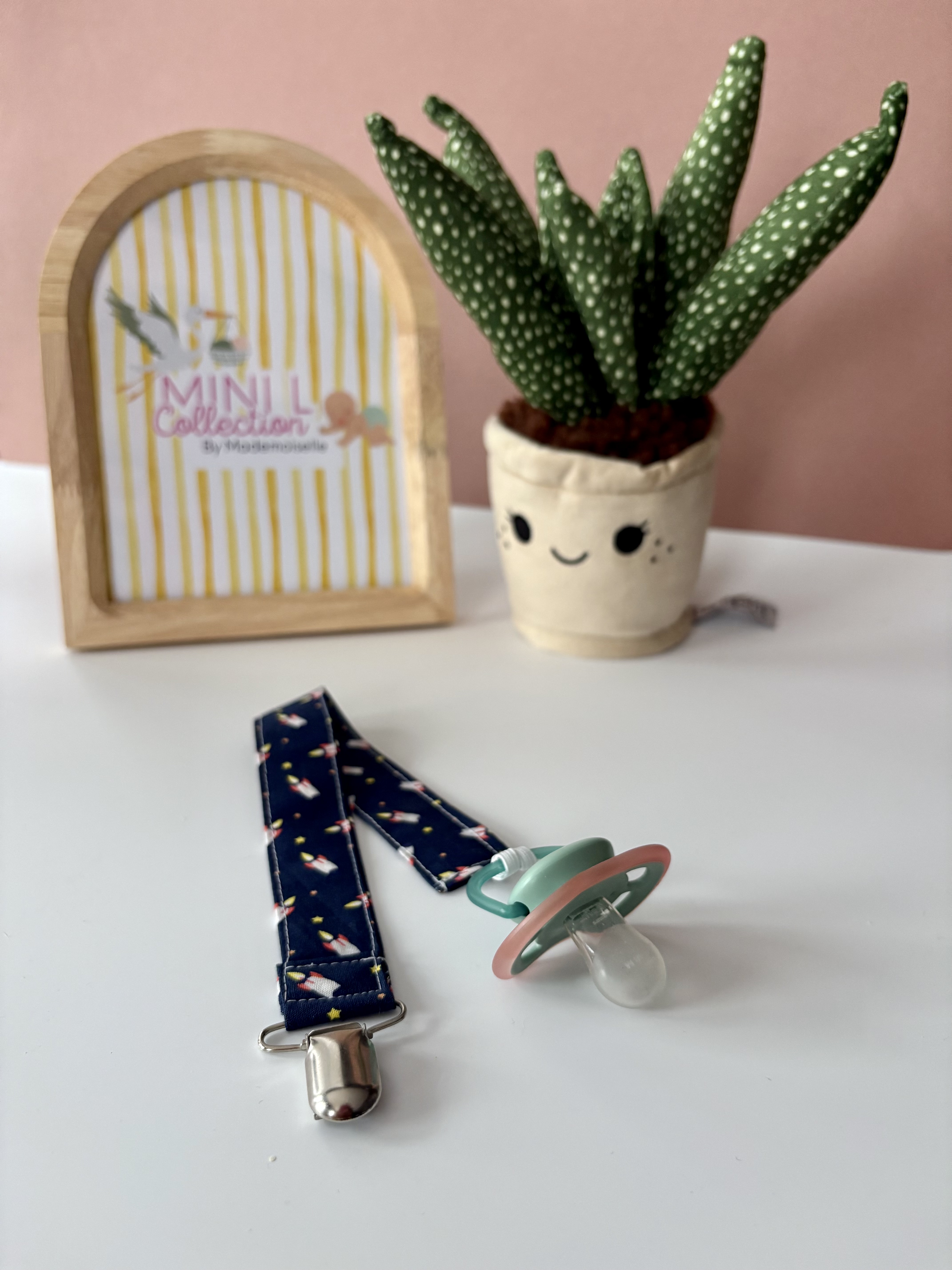 Attache tétine- FUSEE