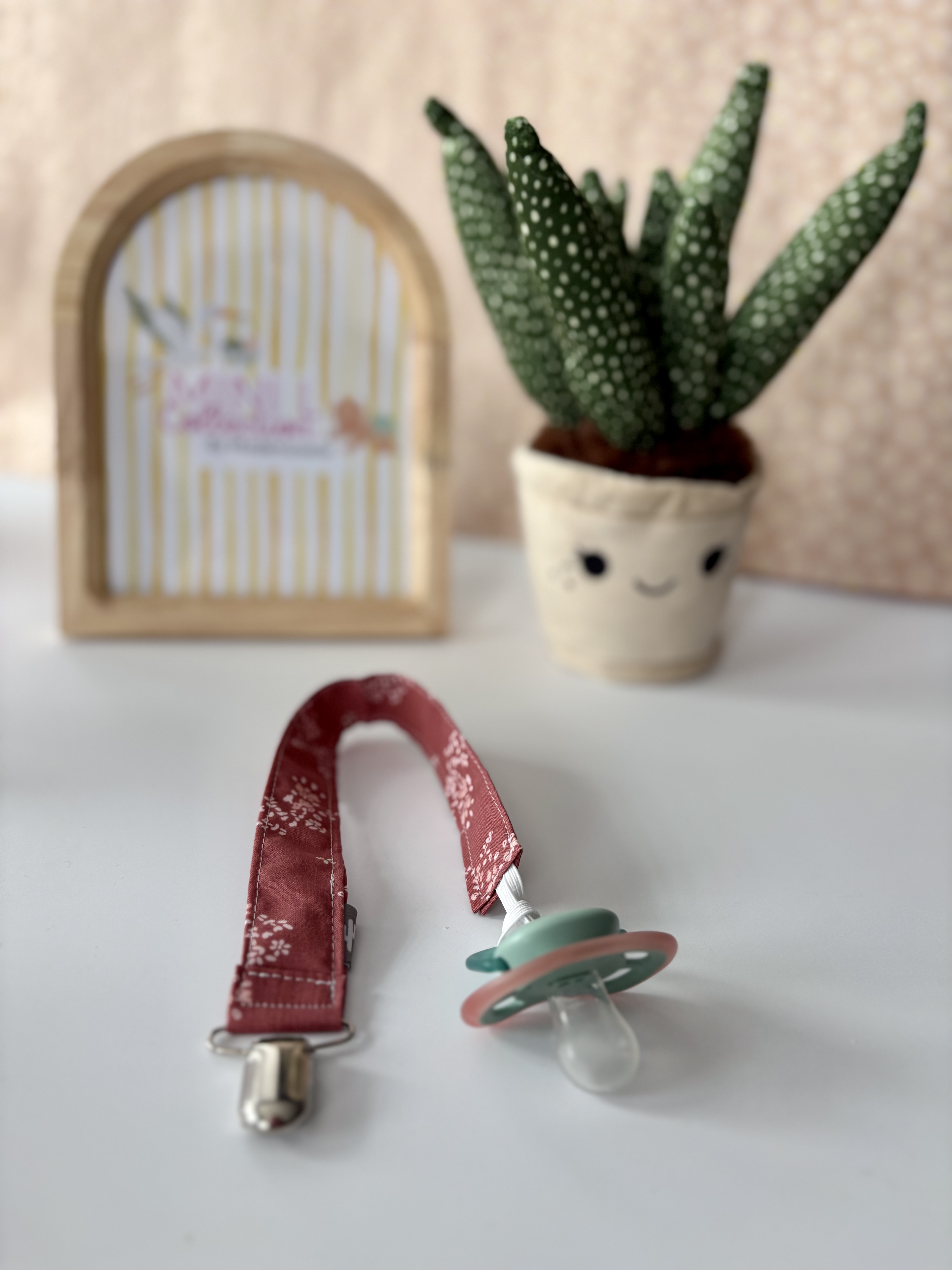 Attache tétine- BORDEAUX FLEURS