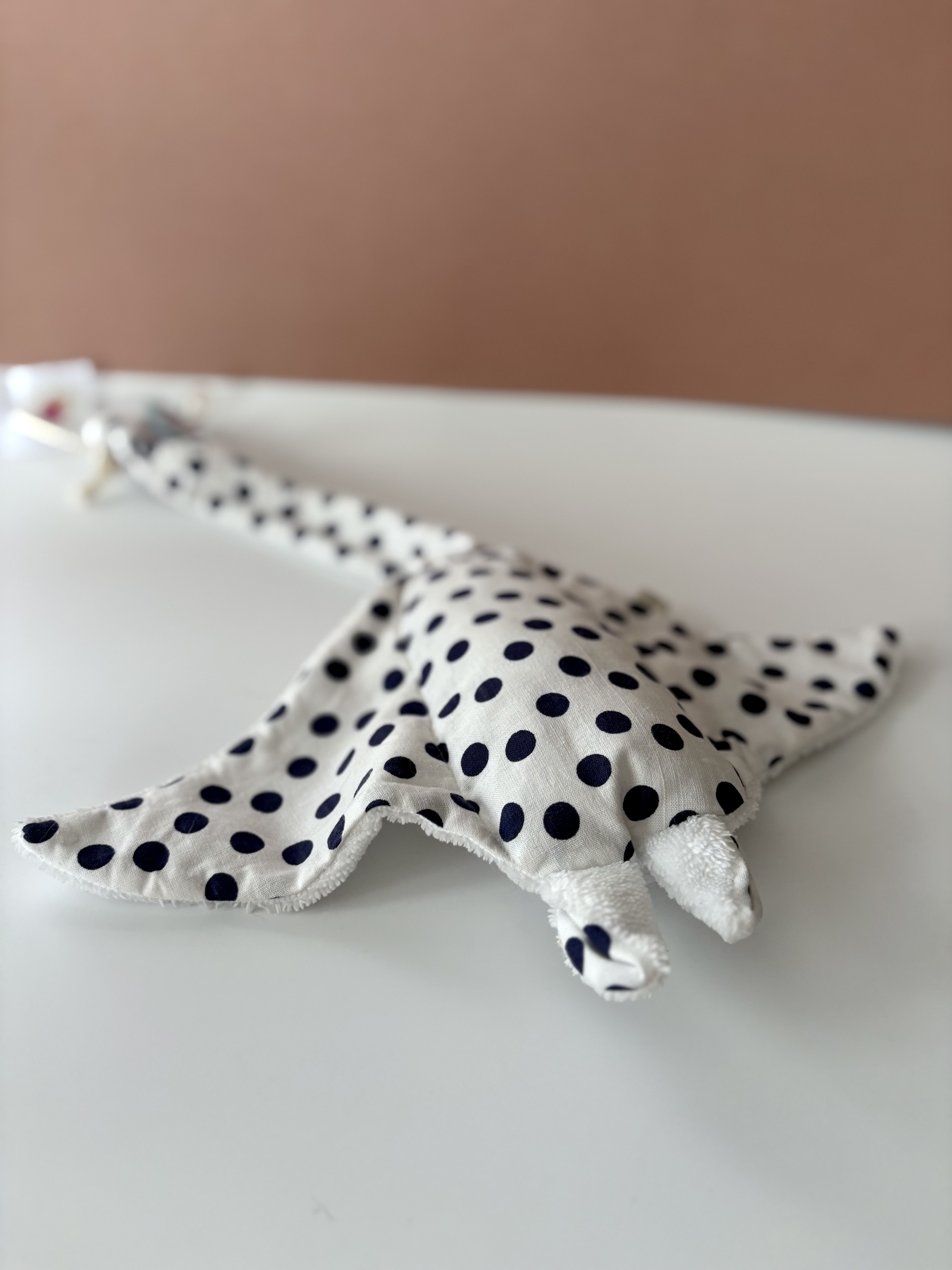 Doudou Raie manta- PETIT MODELE- POIS NOIRS