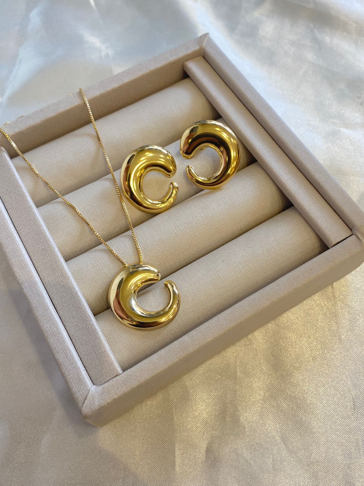 Kit Feminino colar e Brinco Semi joia banho em Ouro 10 milésimos.