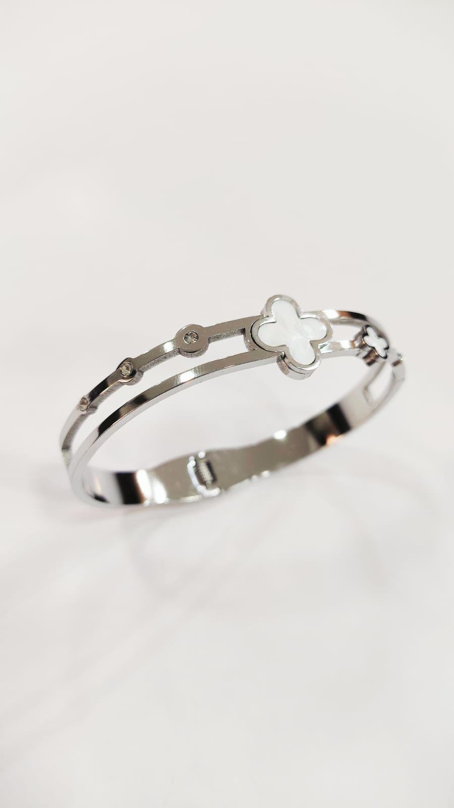 Bracelete de aço com banho dourado e pedra.