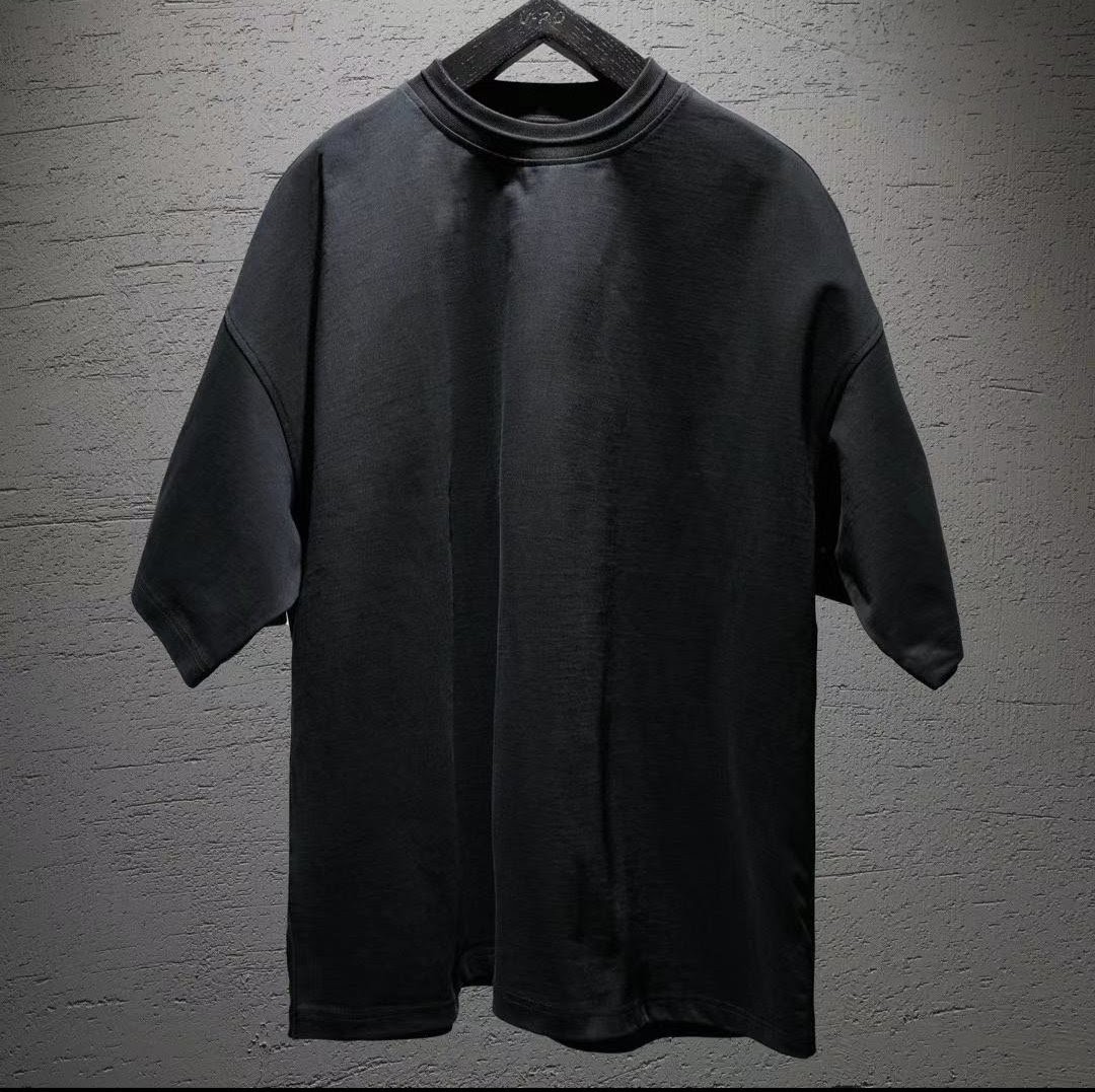  The Black  Ōsuzumebachi - Oversized T-Shirt