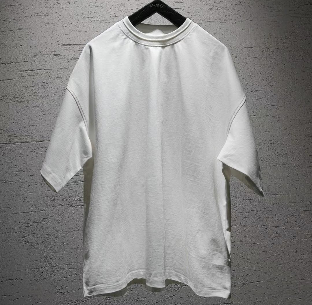  The White  Ōsuzumebachi - Oversized T-Shirt