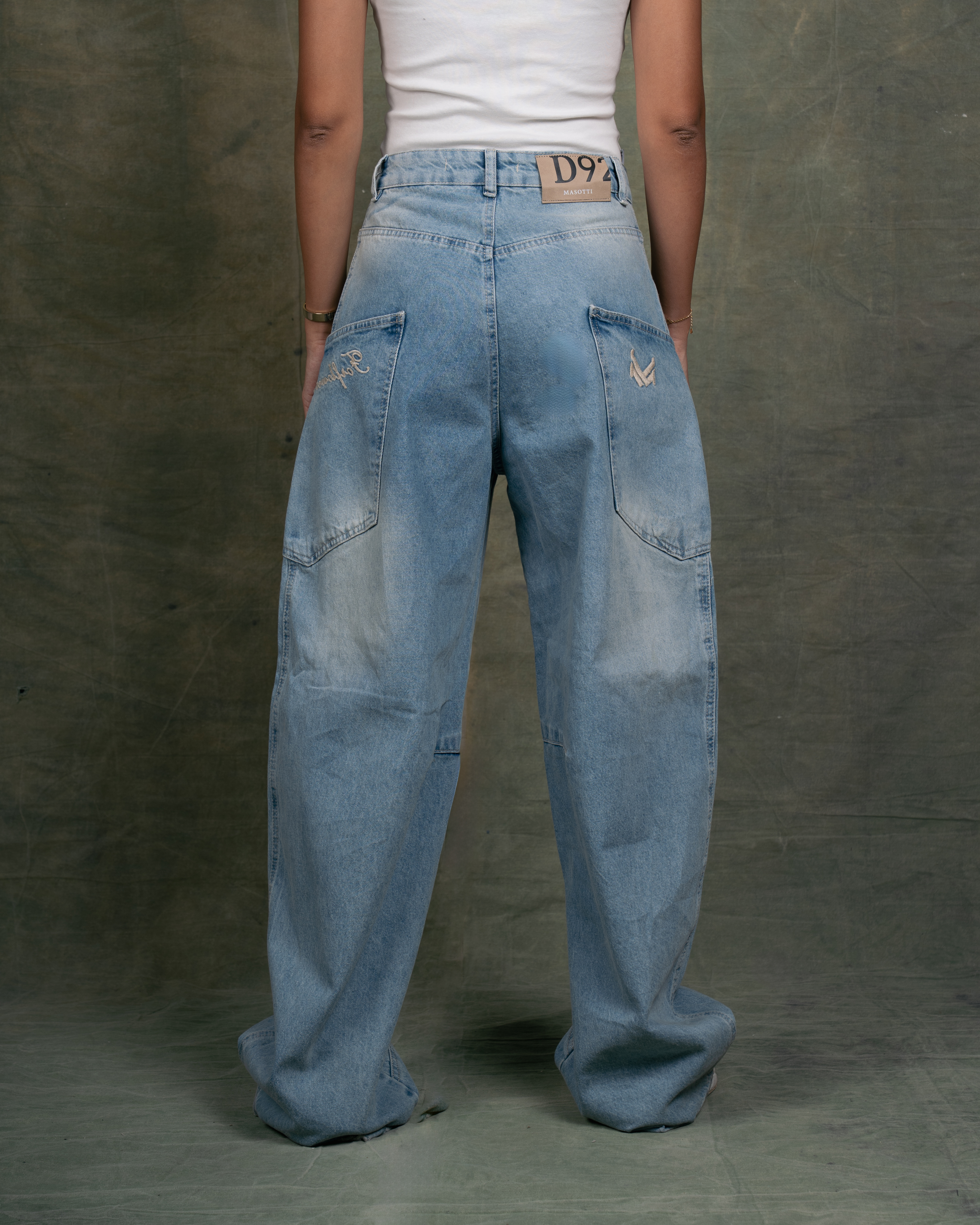 Wide leg jeans with embroidered side pocket