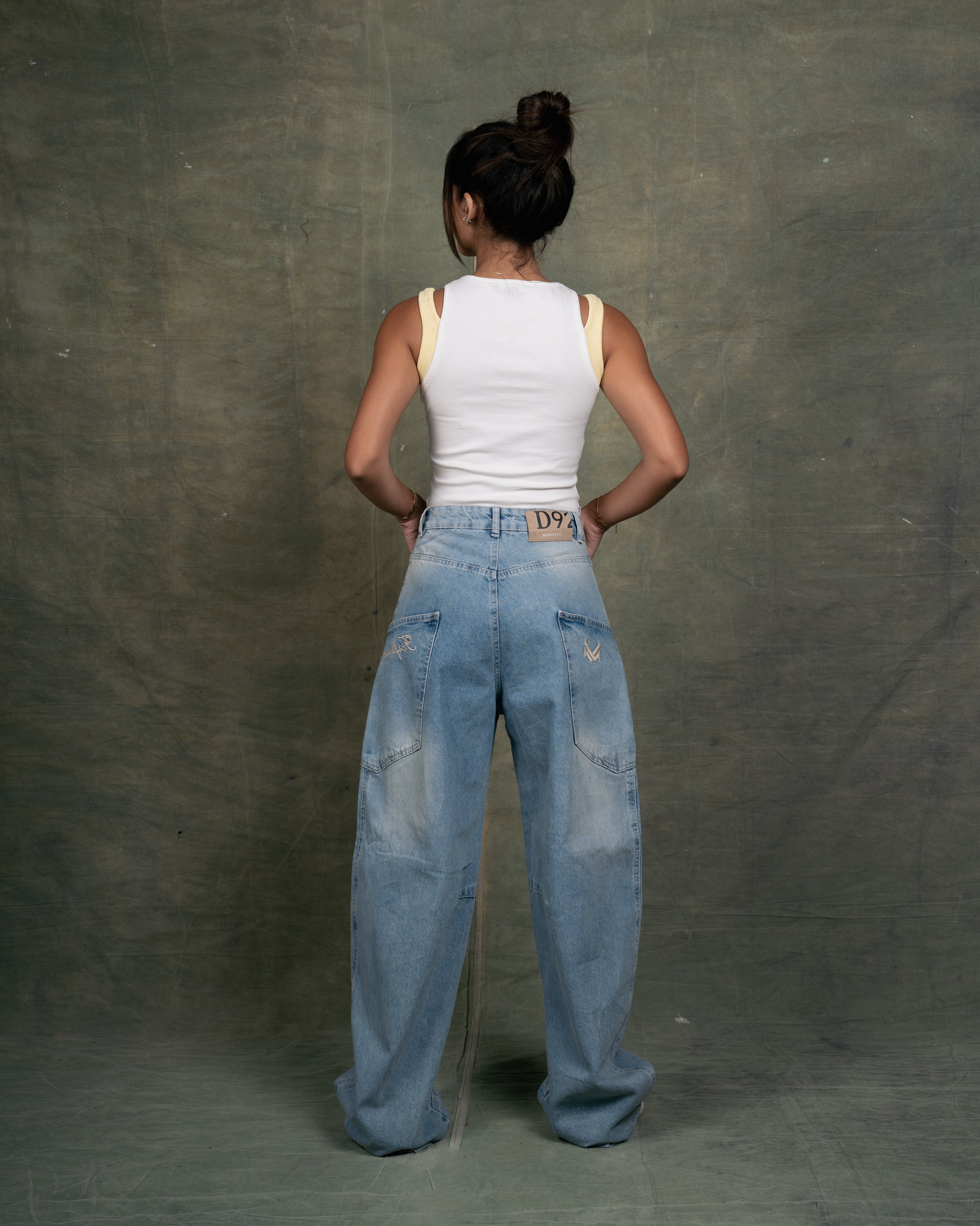 Wide leg jeans with embroidered side pocket