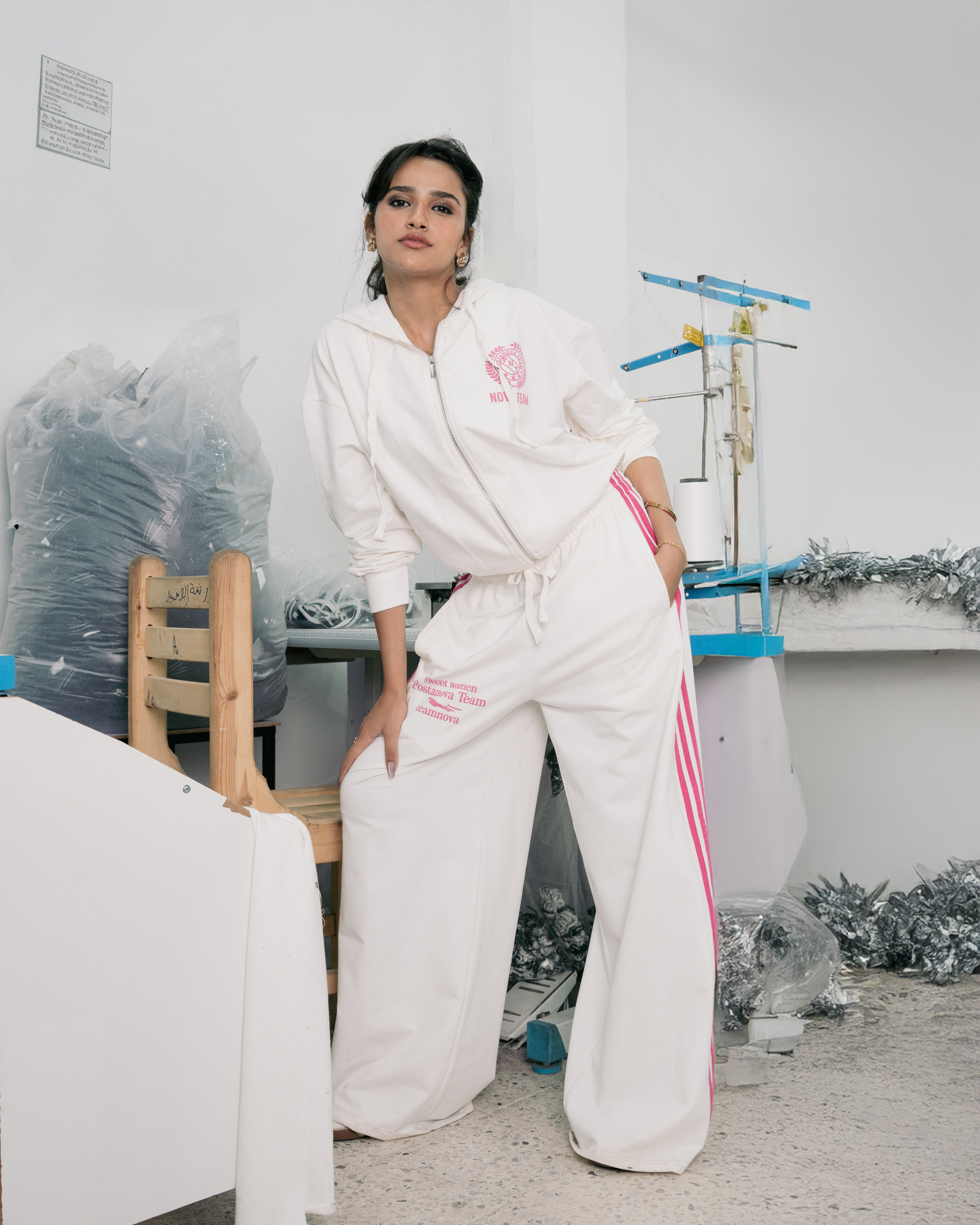 zip-up pants with side-seam detailing. Sizes: S-M-L-XL. Colors: white - black.