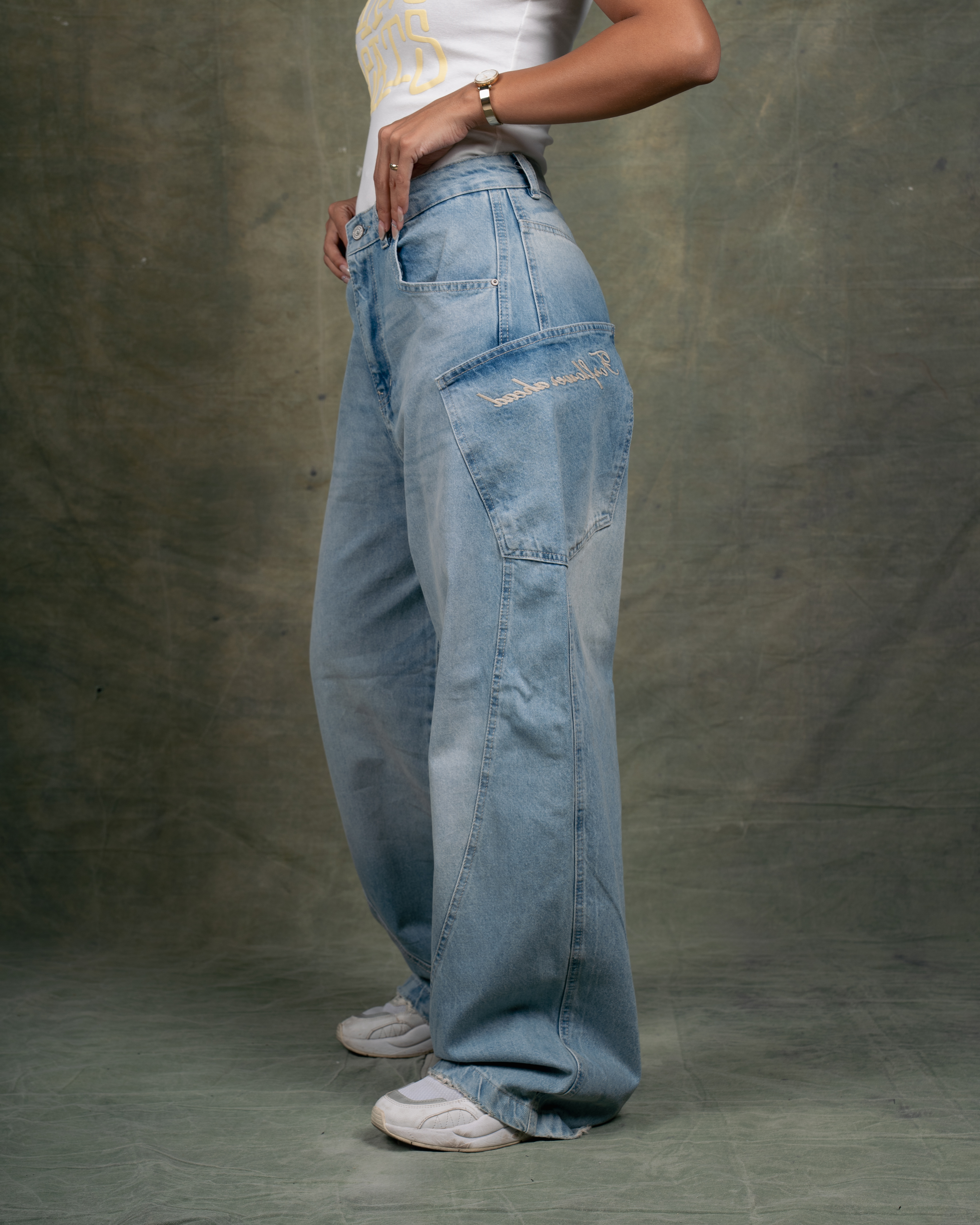 Wide leg jeans with embroidered side pocket
