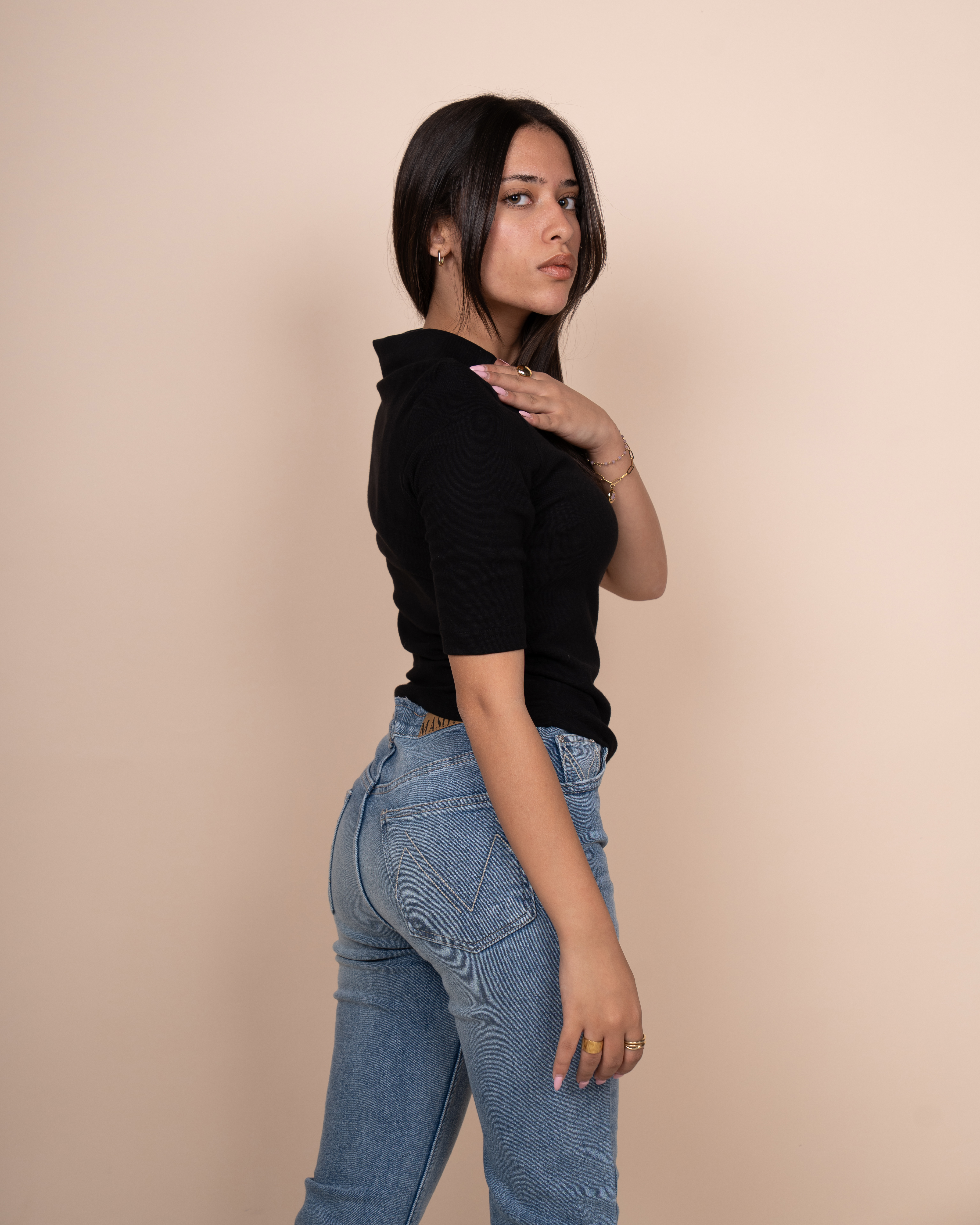 Half-sleeve T-shirt with collar