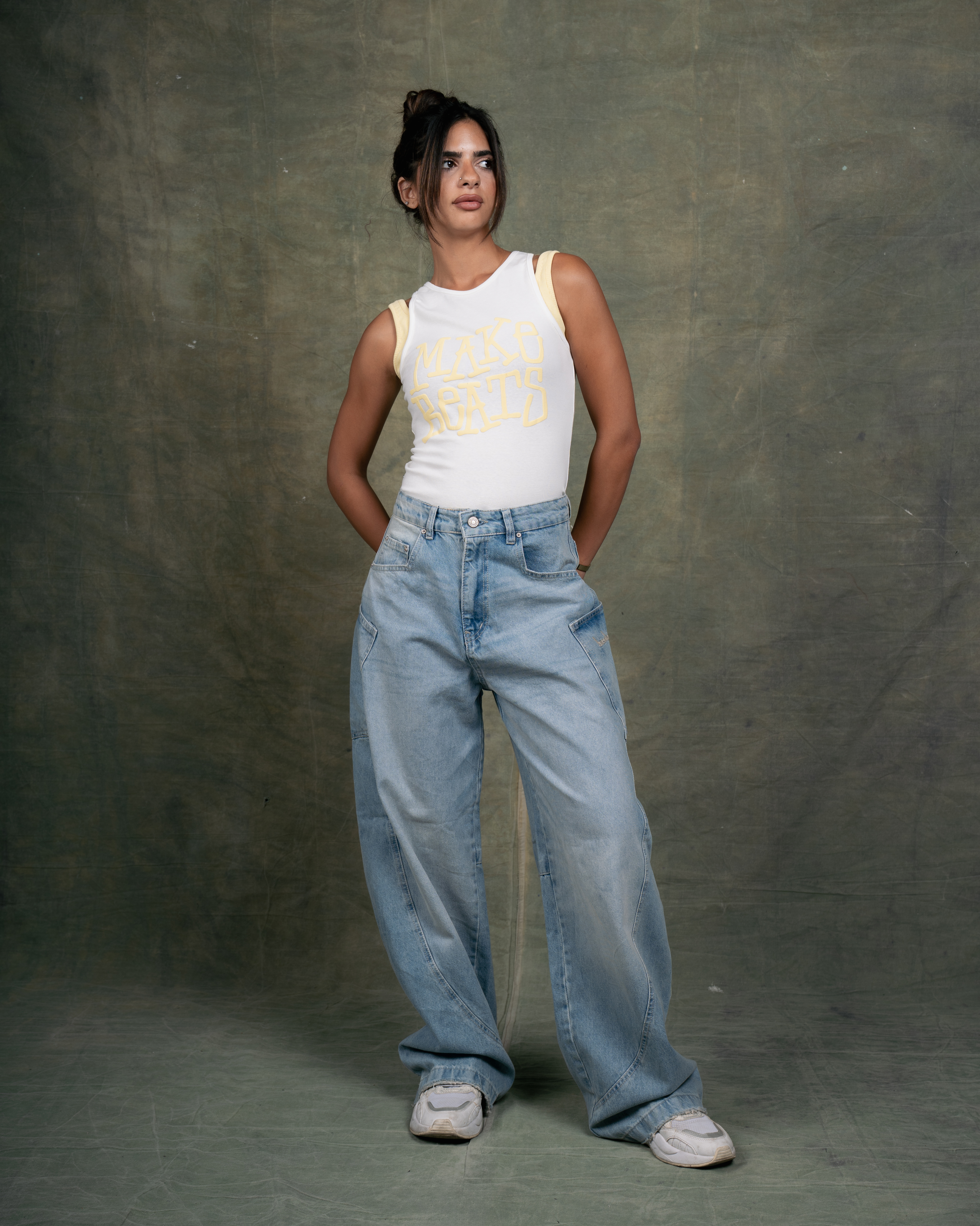 Wide leg jeans with embroidered side pocket