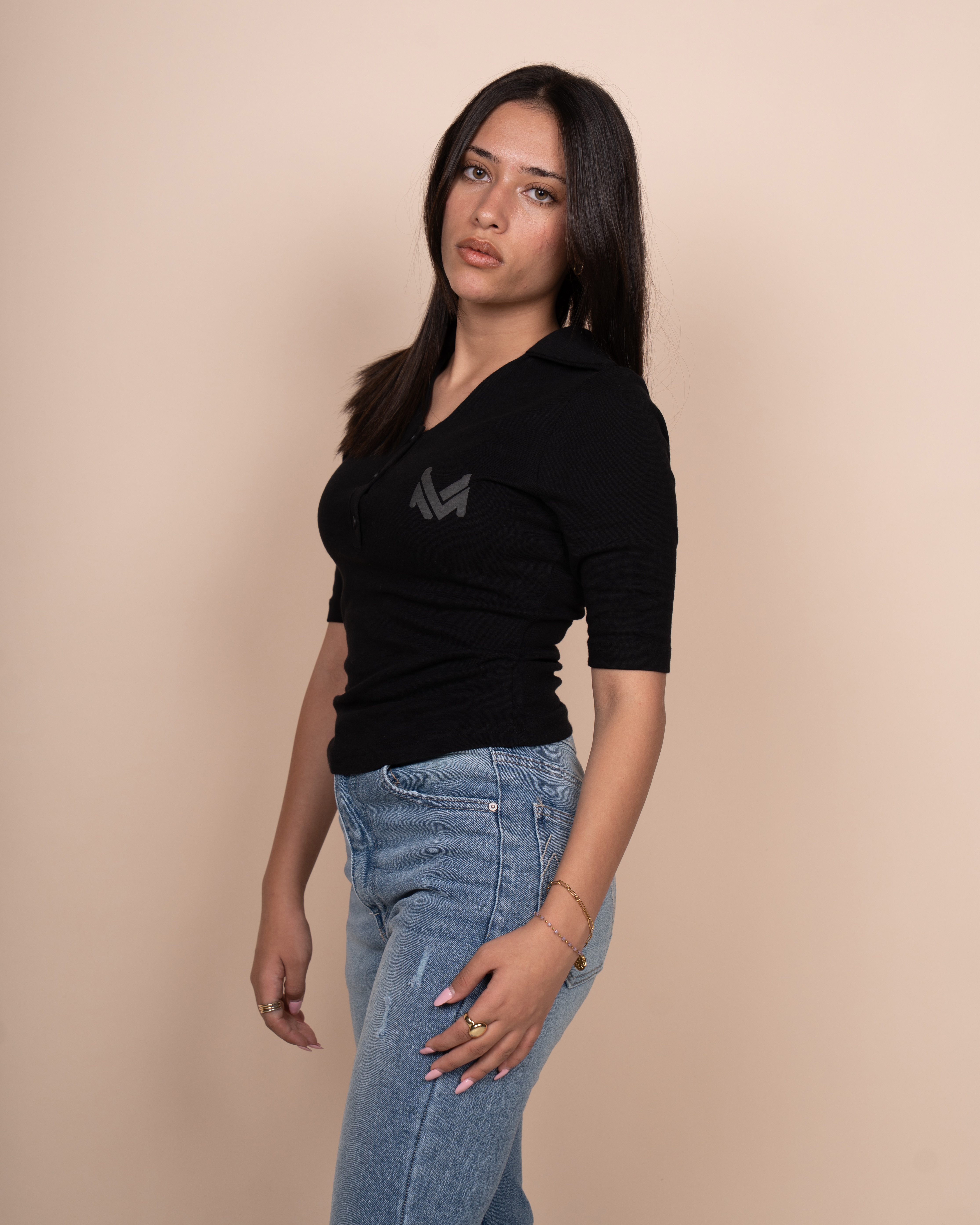 Half-sleeve T-shirt with collar