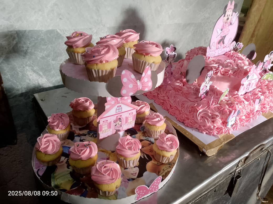 Pastel y cupcakes de Minnie Mouse