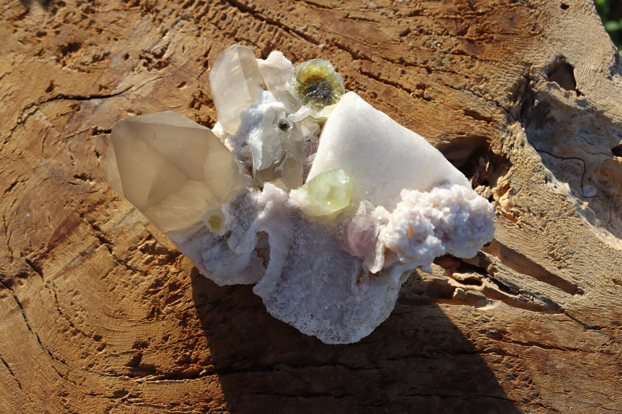 Cristales de Turmalinas, Dravita, Cuarzo ahumado, Feldespato y cristales de Lepidolita