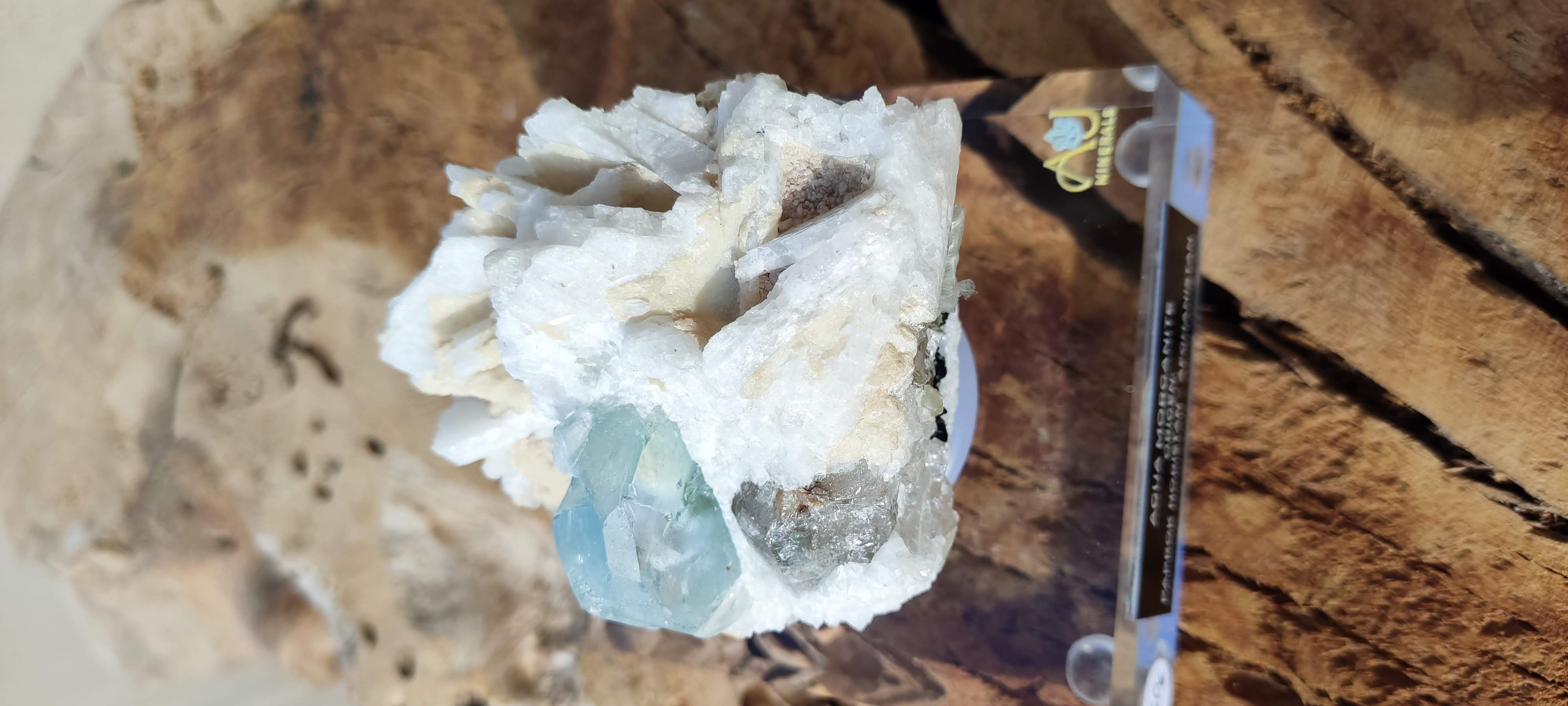 Mineral de aguamarina y cuarzo