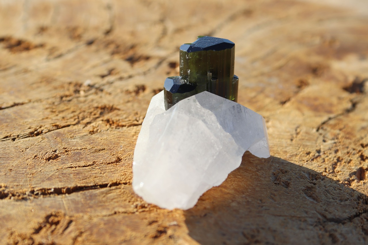 Turmalina verde con cuarzo