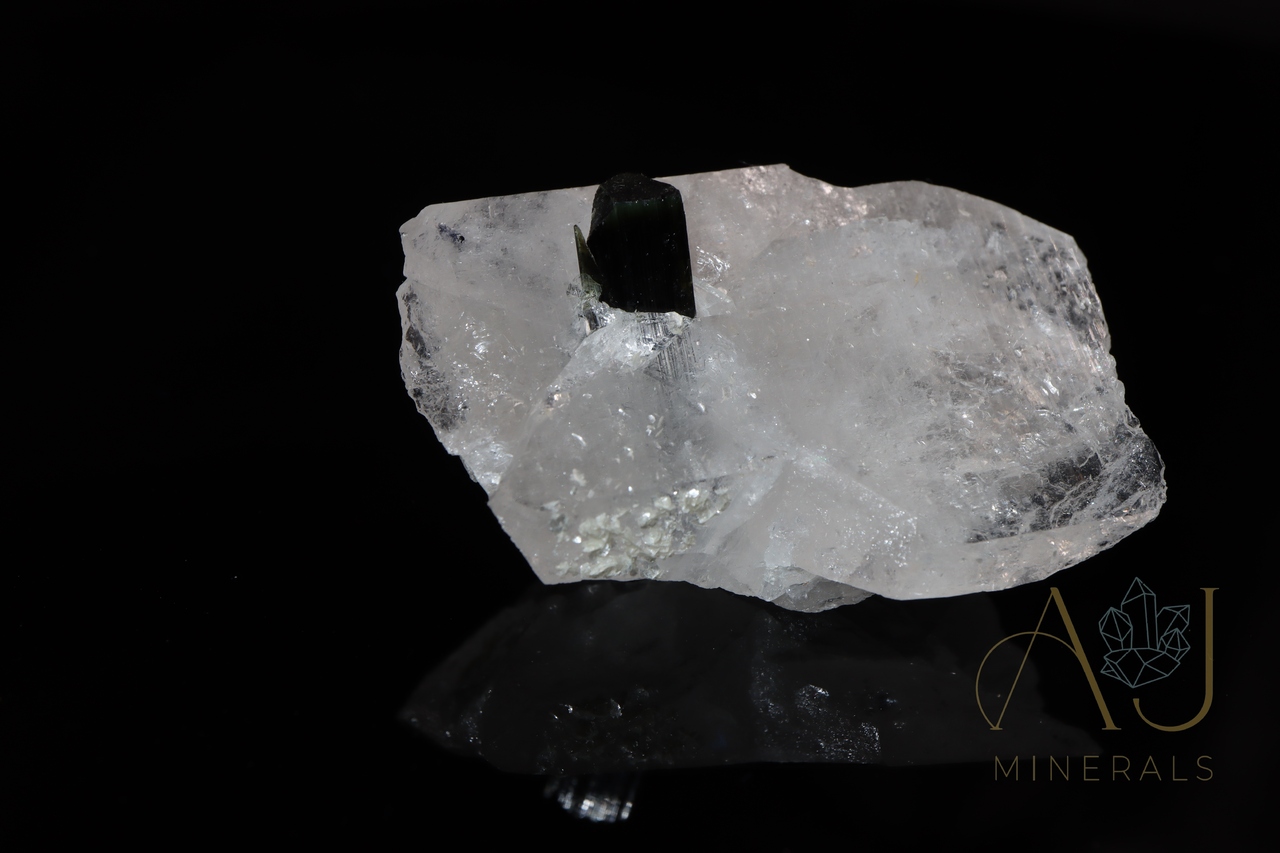 Turmalina verde en cuarzo